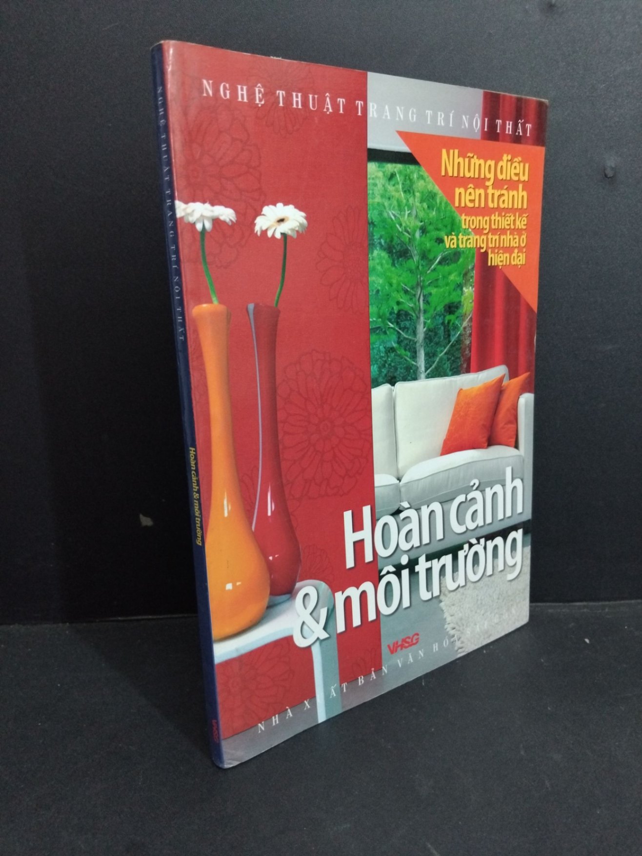Hoàn cảnh & môi trường mới 80% ố nhẹ 2006 HCM2811 Nghệ thuật trang trí nội thất KỸ NĂNG (NSX)