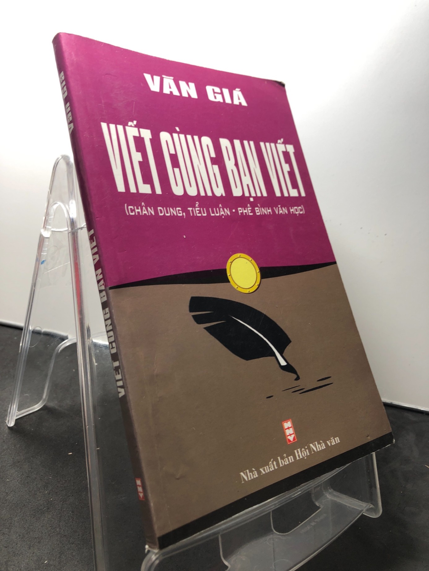 Viết cùng bạn viết - chân dung , tiểu luận , phê bình văn học 2008 mới 80% bẩn nhẹ Văn Giá HPB1209 VĂN HỌC (NSX)