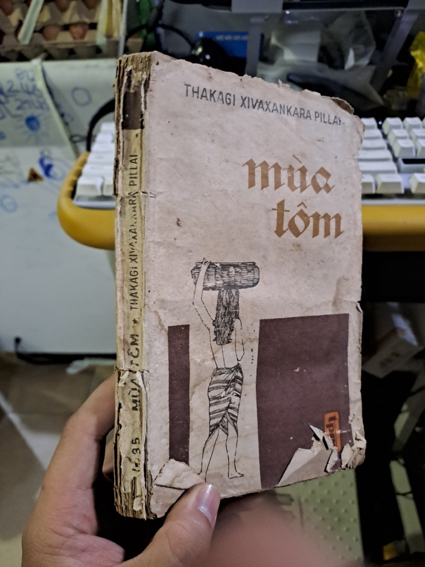 Mùa tôm tiểu thuyết giải thưởng viện hàn lâm văn học ấn độ 1957 mới 70% ố rách còn đọc được 1985 Văn học nước ngoài HCM1709