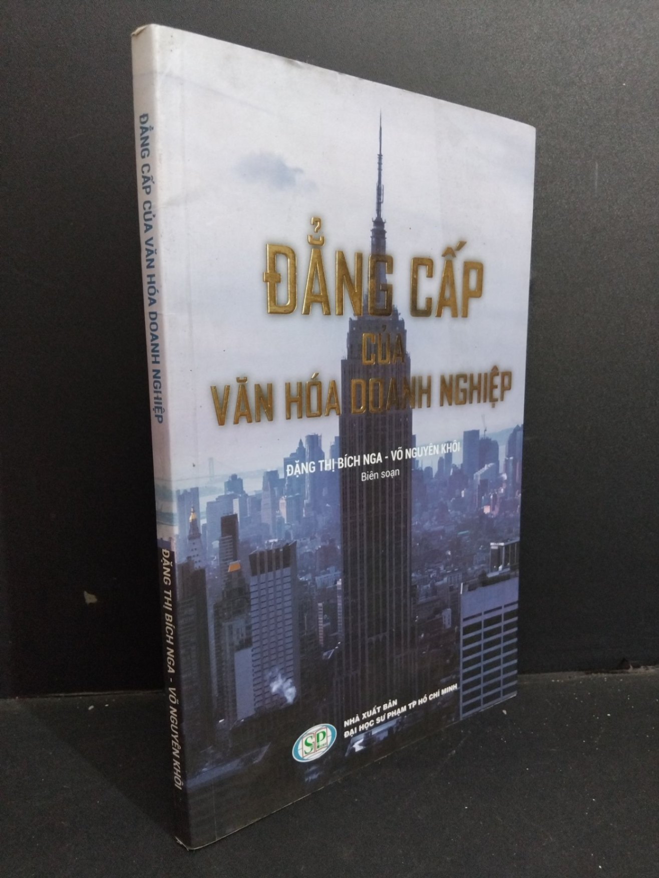 Đẳng cấp của văn hóa doanh nghiệp mới 80% tróc gáy ố bẩn nhẹ 2018 HCM0612 Đặng Thị Bích Nga KINH DOANH (NSX)