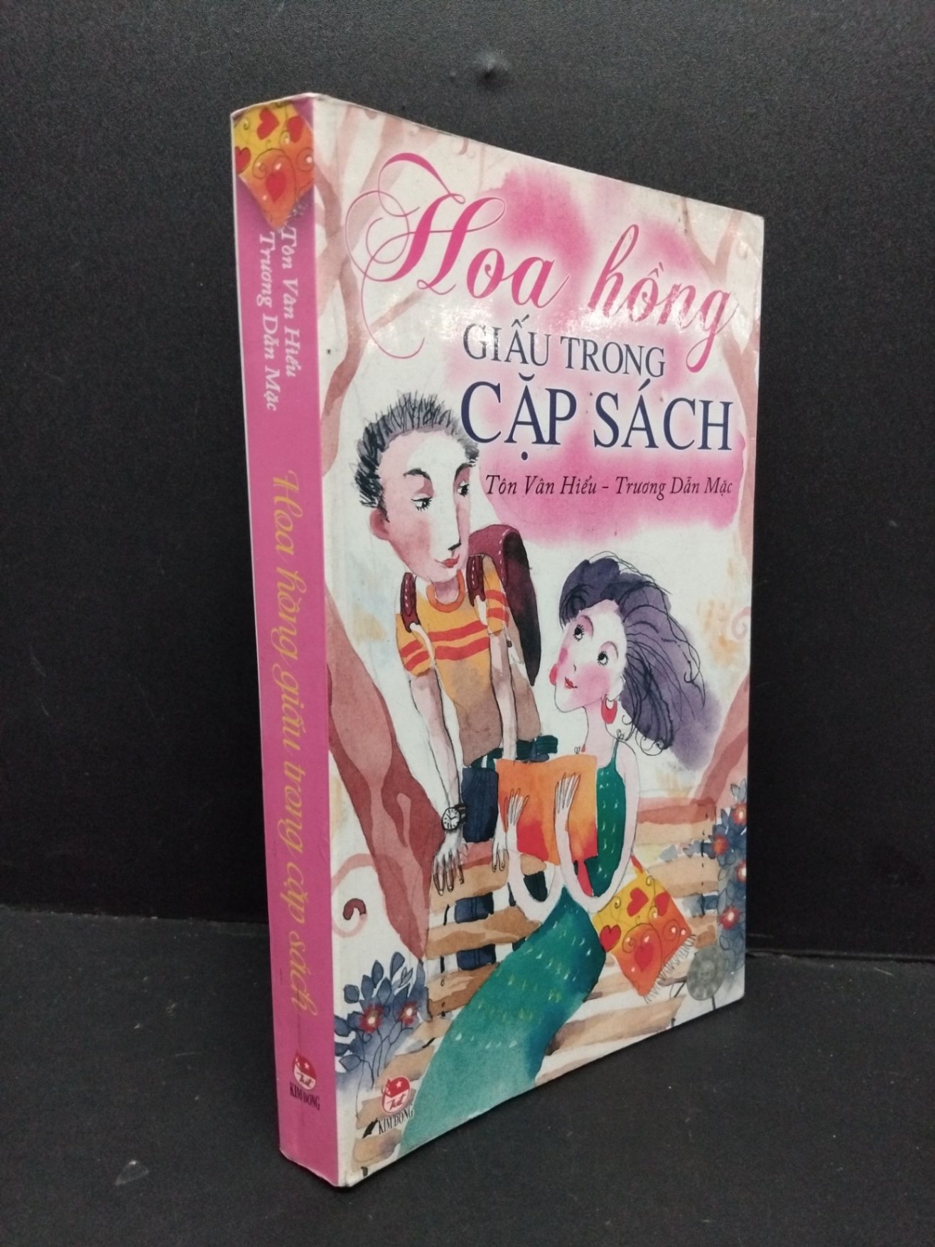 Hoa hồng giấu trong cặp sách mới 70% ố vàng ẩm nhẹ 2006 HCM2809 VĂN HỌC (NSX)