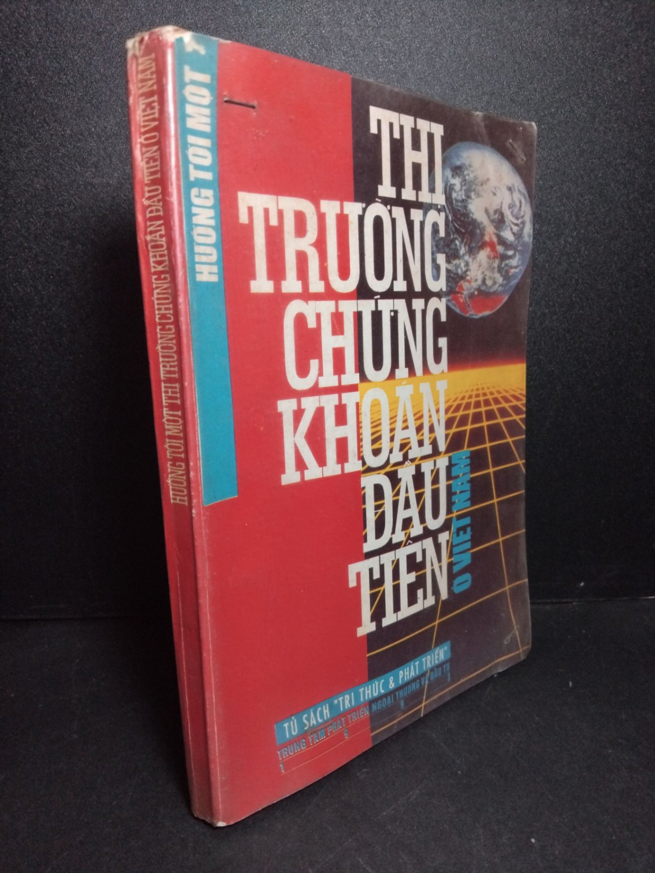 Hướng tới một thị trường chứng khoán đầu tiên ở Việt Nam mới 70% bẩn bìa, bị mọt nhẹ, ố vàng, có chữ ký 1993 Nhiều tác giả HCM2103 KINH TẾ - TÀI CHÍNH - CHỨNG KHOÁN (NSX)