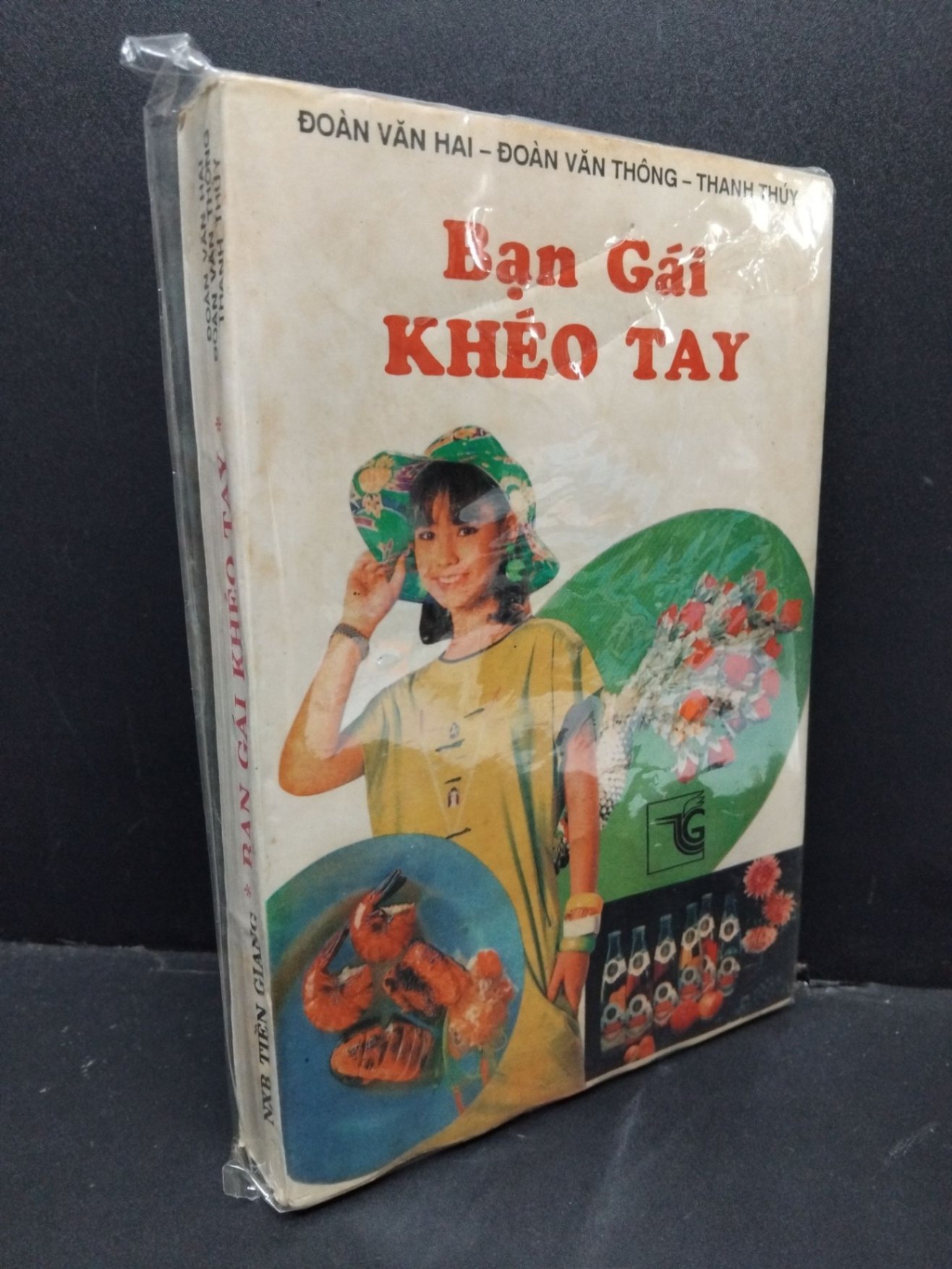 Bạn gái khéo tay mới 70% ố vàng, bẩn bìa HCM2110 Đoàn Văn Hai, Đoàn Văn Thông, Lê Thị Thanh Túy KỸ NĂNG (NSX)