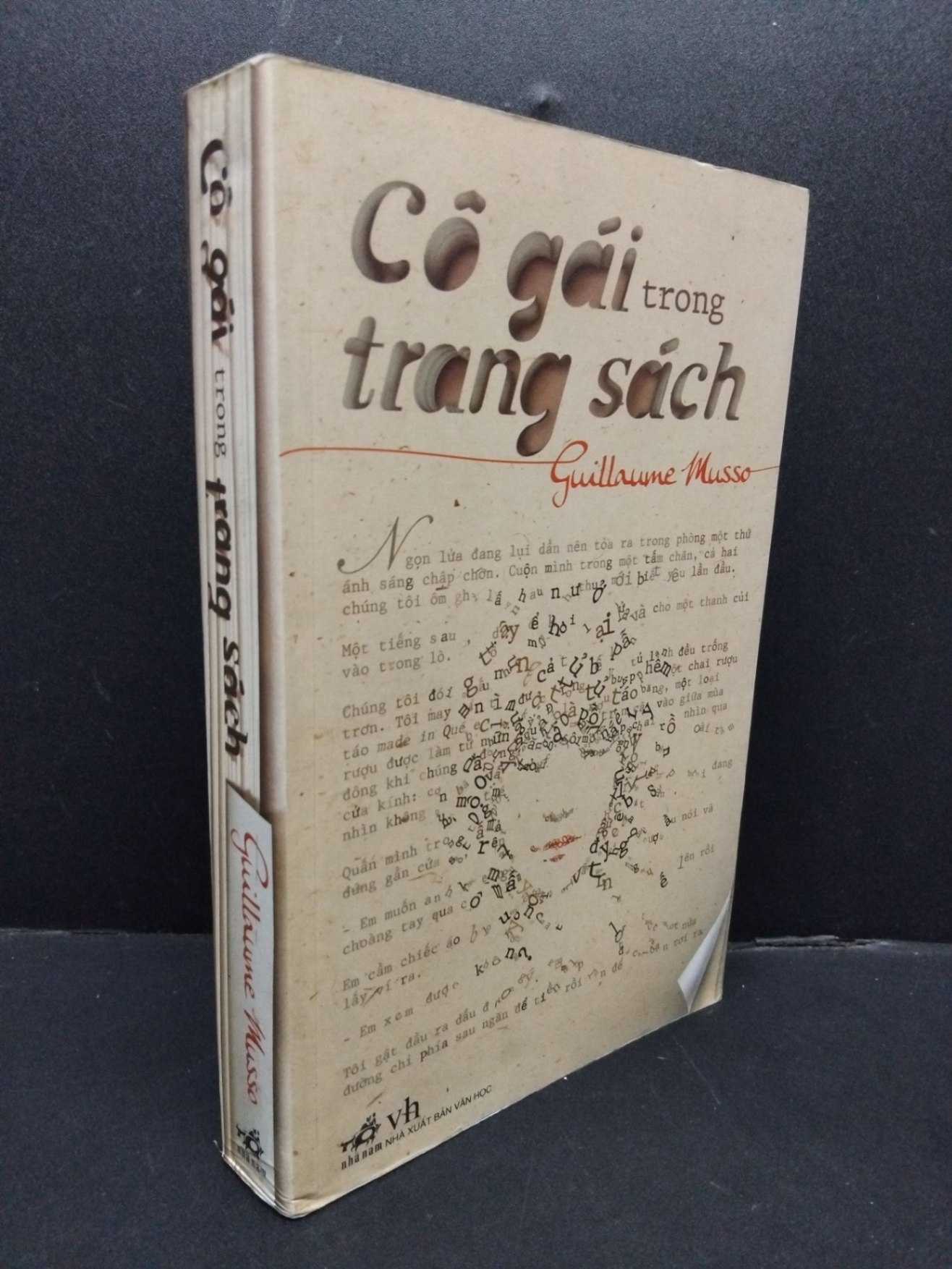 Cô gái trong trang sách mới 80% ố có chữ ký trang đầu 2012 HCM1008 Guillaume Musso VĂN HỌC (NSX)