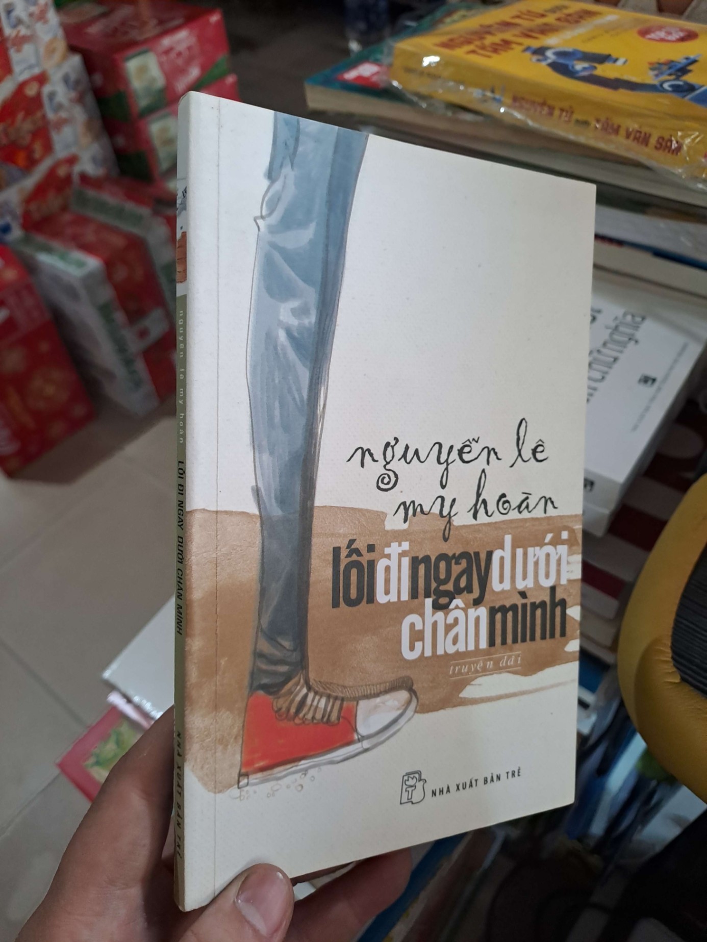 Lối Đi Ngay Dưới Chân Mình - Nguyễn Lê My Hoàn - 2012 mới 80% ố - VĂN HỌC - HMT3012 (NSX)