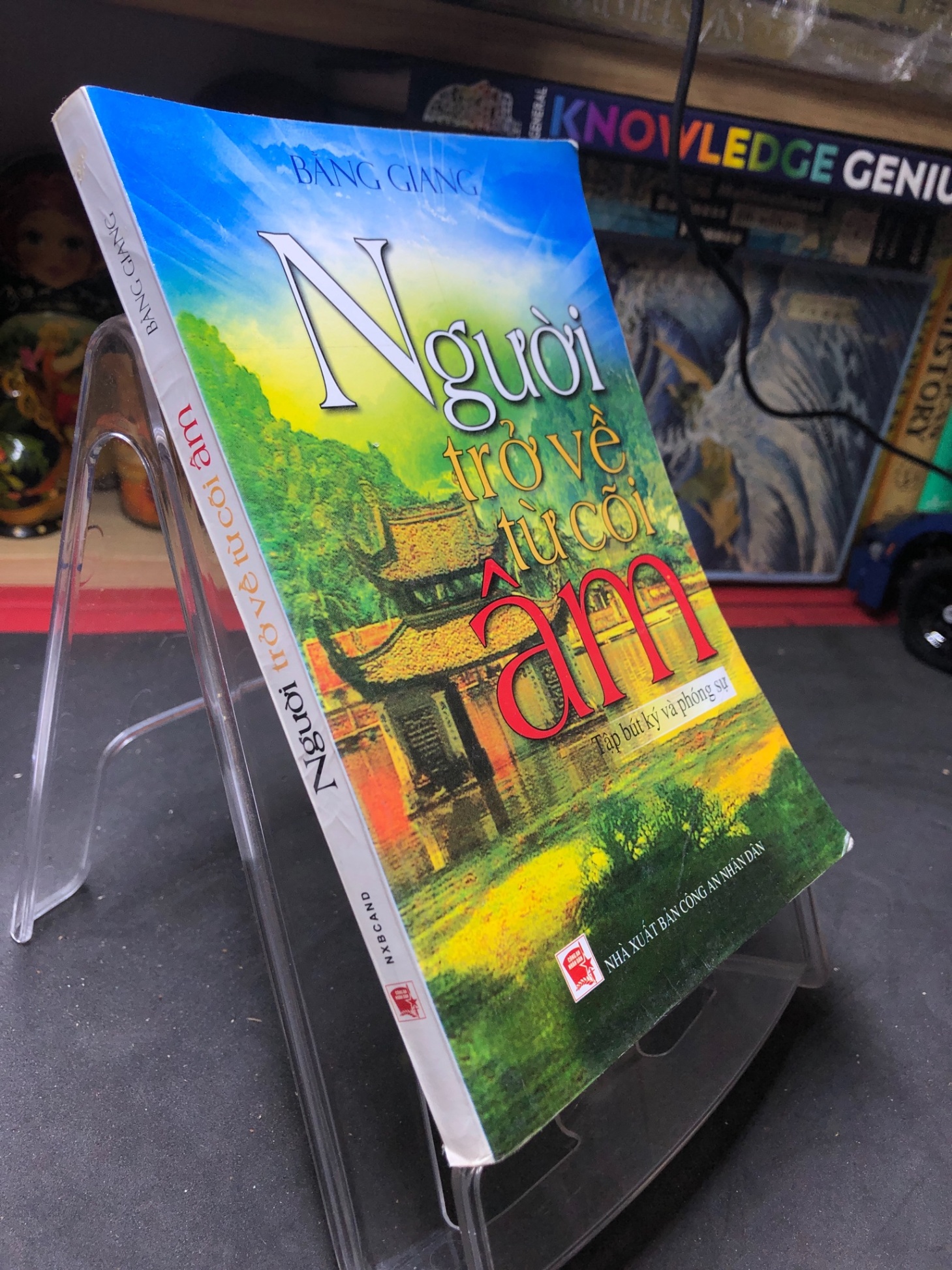 Người trở về từ cõi âm 2008 bút ký và phóng sự mới 70% ố bẩn nhẹ Bằng Giang HPB0906 SÁCH VĂN HỌC (NSX)