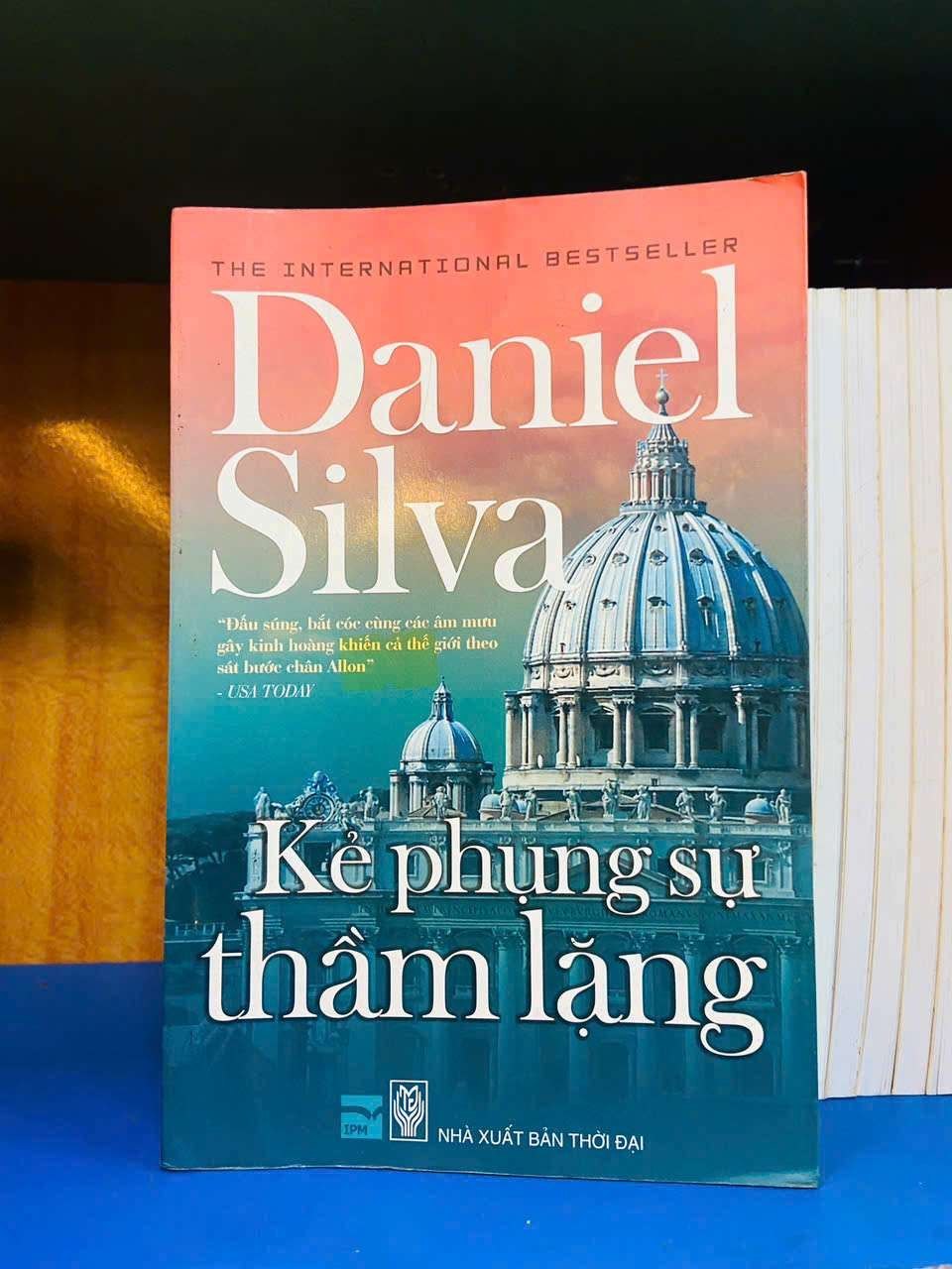 Kẻ phụng sự thầm lặng - Daniel Silva VĂN HỌC VAVO0810