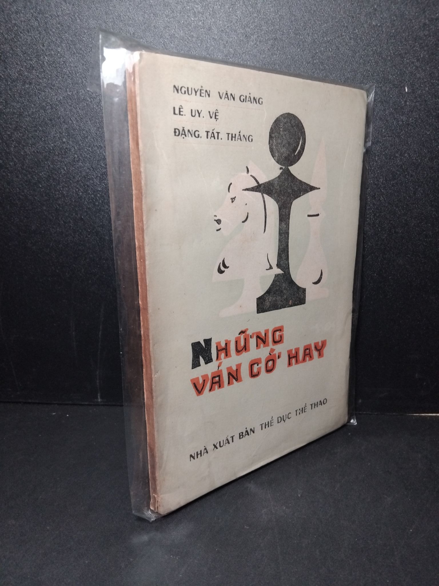 Những ván cờ hay mới 80% bẩn bìa, ố vàng Nguyễn Văn Giảng - Lê Uy Vệ - Đặng Tất Thắng HCM2603 GIÁO TRÌNH, CHUYÊN MÔN (NSX)