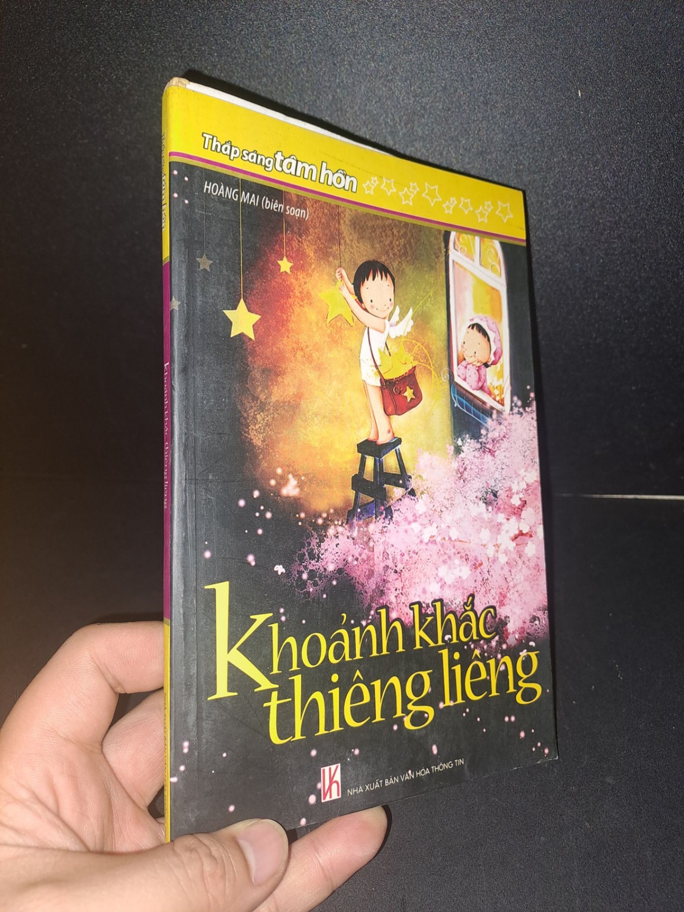 Thắp sáng tâm hồn Khoảng khắc thiêng liêng mới 80% bẩn bìa, ố nhẹ 2009 Hoàng Mai HCM1604 VĂN HỌC (NSX)