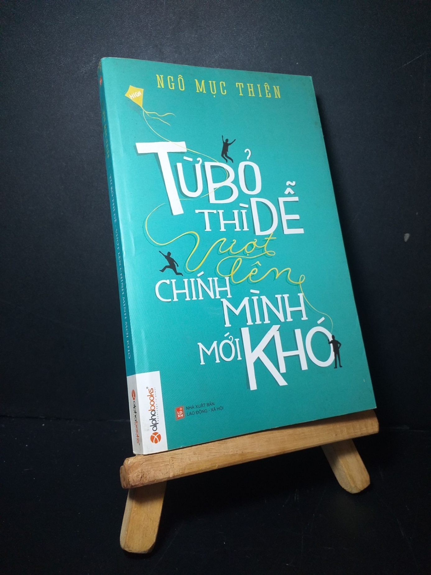 Từ bỏ thì dễ Vượt lên chính mình mới khó 2014 mới 80% bẩn bìa, ố nhẹ, highlight Ngô Mục Thiên HCM0906 KỸ NĂNG (NSX)