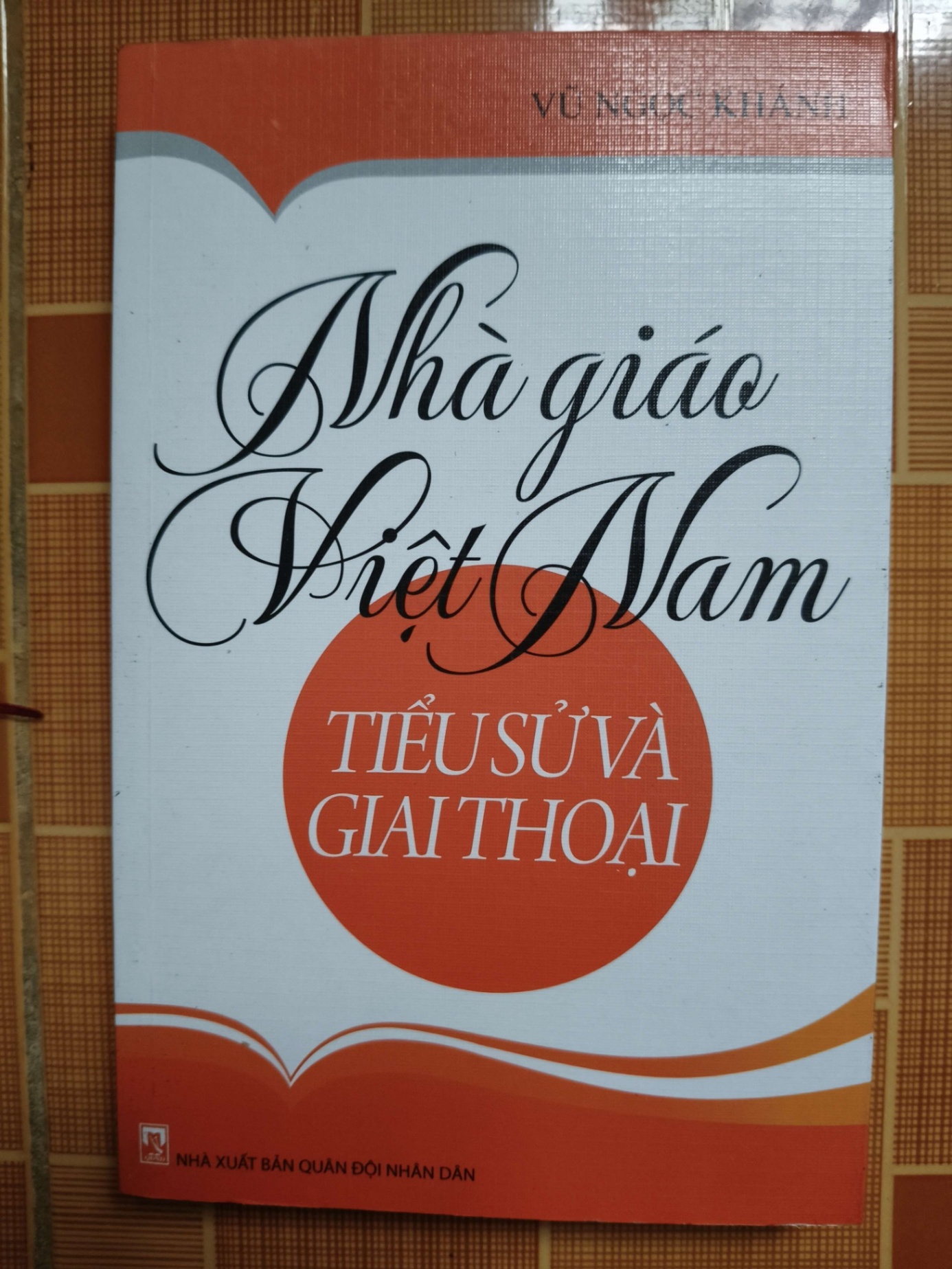 Nhà giáo Việt Nam tiểu sử và giai thoại N18- 2012 - 321 trang LỊCH SỬ - CHÍNH TRỊ - TRIẾT HỌC ANTQ2012-192