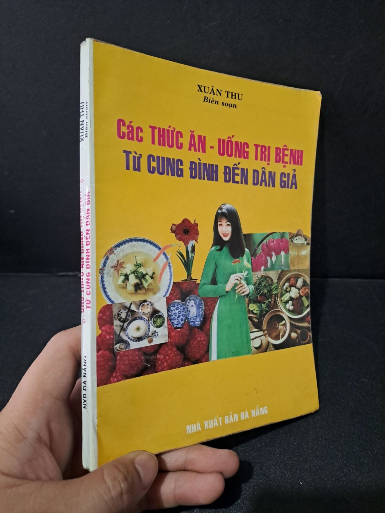 Các thức ăn uống trị bệnh từ cung đình đến dân giả mới 80% bẩn bìa, ố, tróc bìa, tróc gáy nhẹ 1997 Xuân Thu HCM1804 SỨC KHỎE - THỂ THAO (NSX)