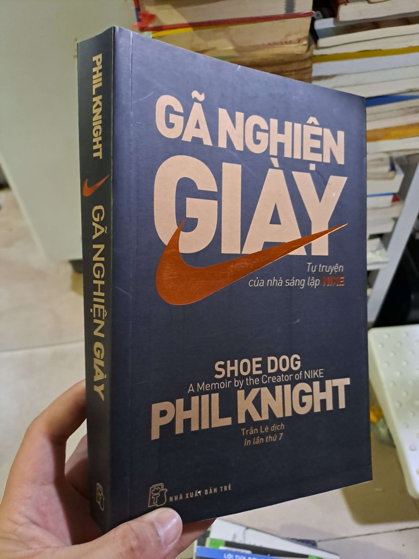 Gã nghiện giày Phil Knight mới 80% ố vàng 2019 KỸ NĂNG HCM2908 (NSX)