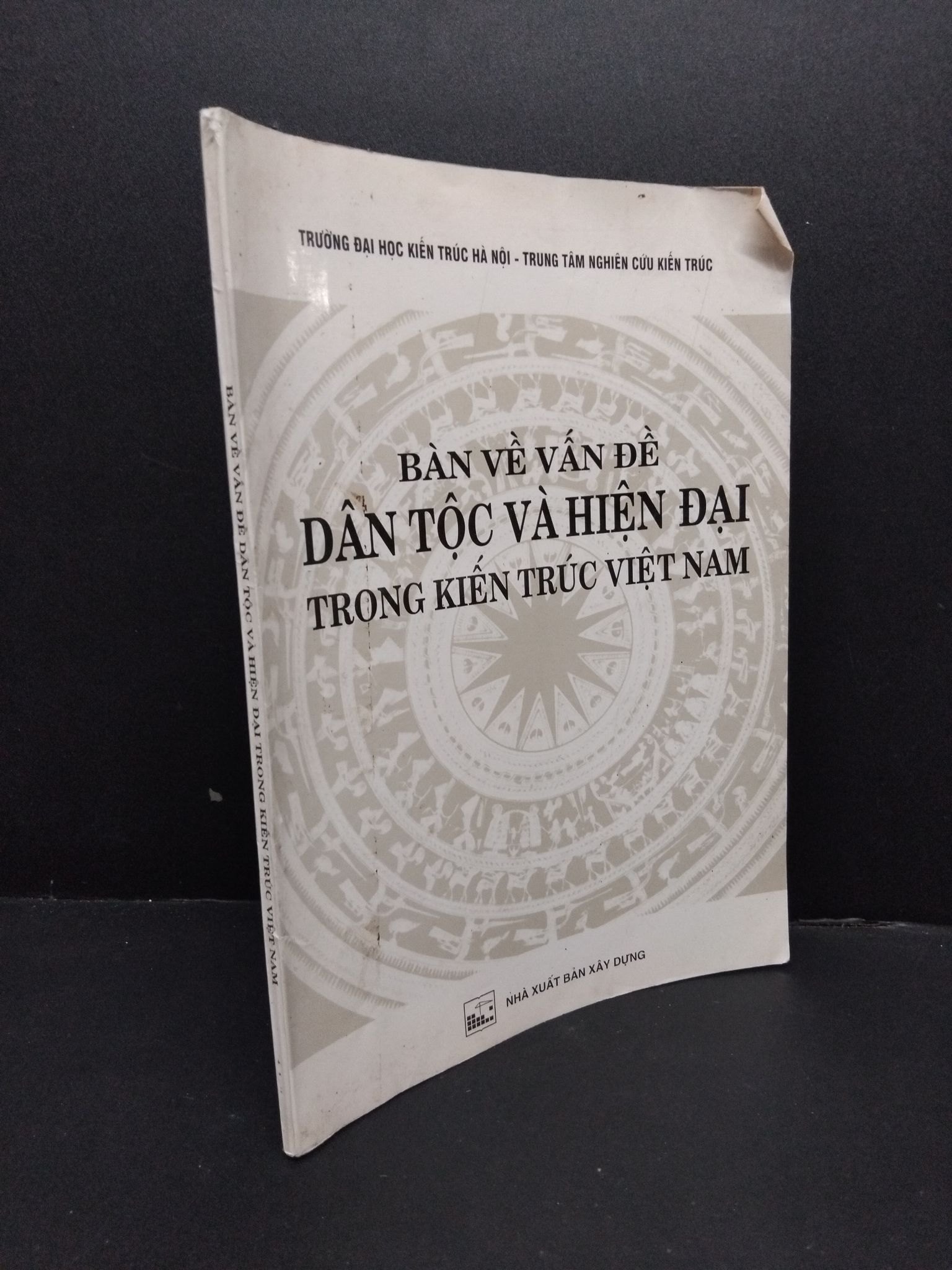 Bàn về vấn đề dân tộc và hiện đại trong kiến trúc Việt Nam mới 80% ố vàng 1999 HCM2207 KỸ NĂNG (NSX)