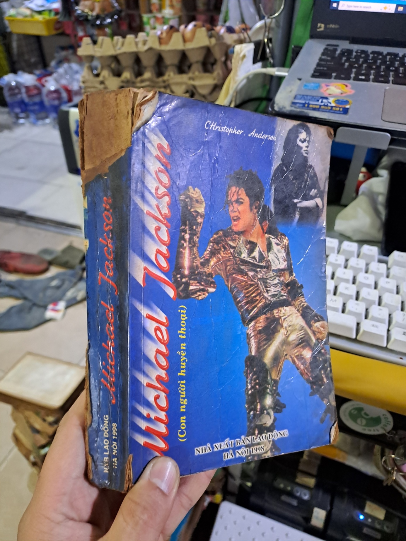 Michael Jackson con người huyền thoại mới 70% rách gáy, rách trang phụ, có chuxwx viết DANH NHÂN HCM1709 (NSX)
