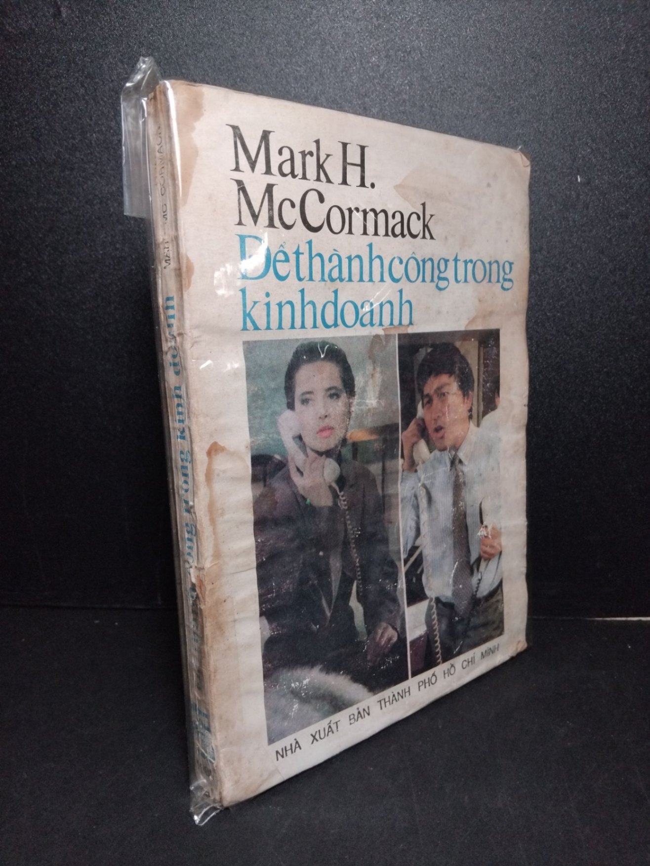 Để thành công trong kinh doanh mới 60% bẩn bìa, ố vàng, tróc gáy, rách bìa, rách trang 1988 Mark H.McCormack HCM2603 MARKETING KINH DOANH (NSX)