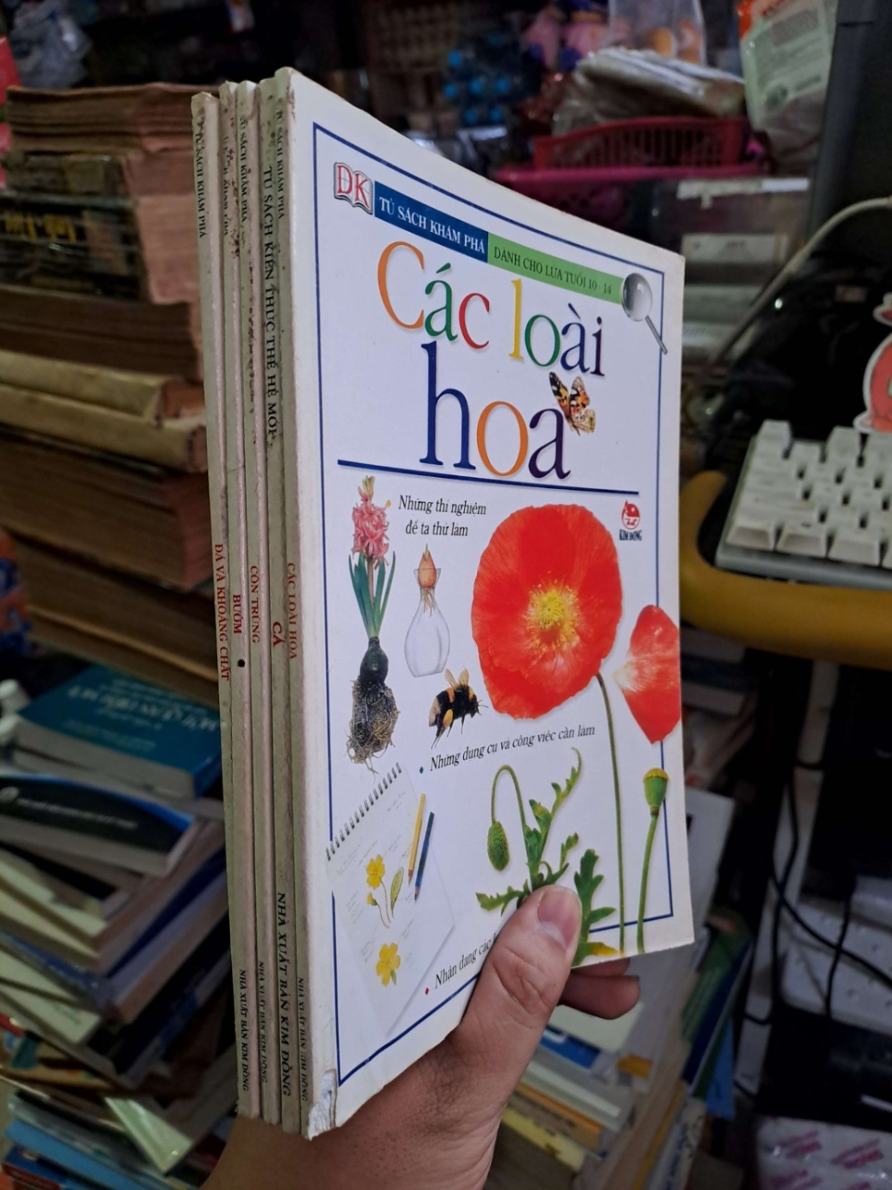 Các loài hoa, cá, côn trùng, bướm, đá và khoáng chất - mới 80% bẩn nhẹ - KHOA HỌC ĐỜI SỐNG - HCM0111 (NSX)