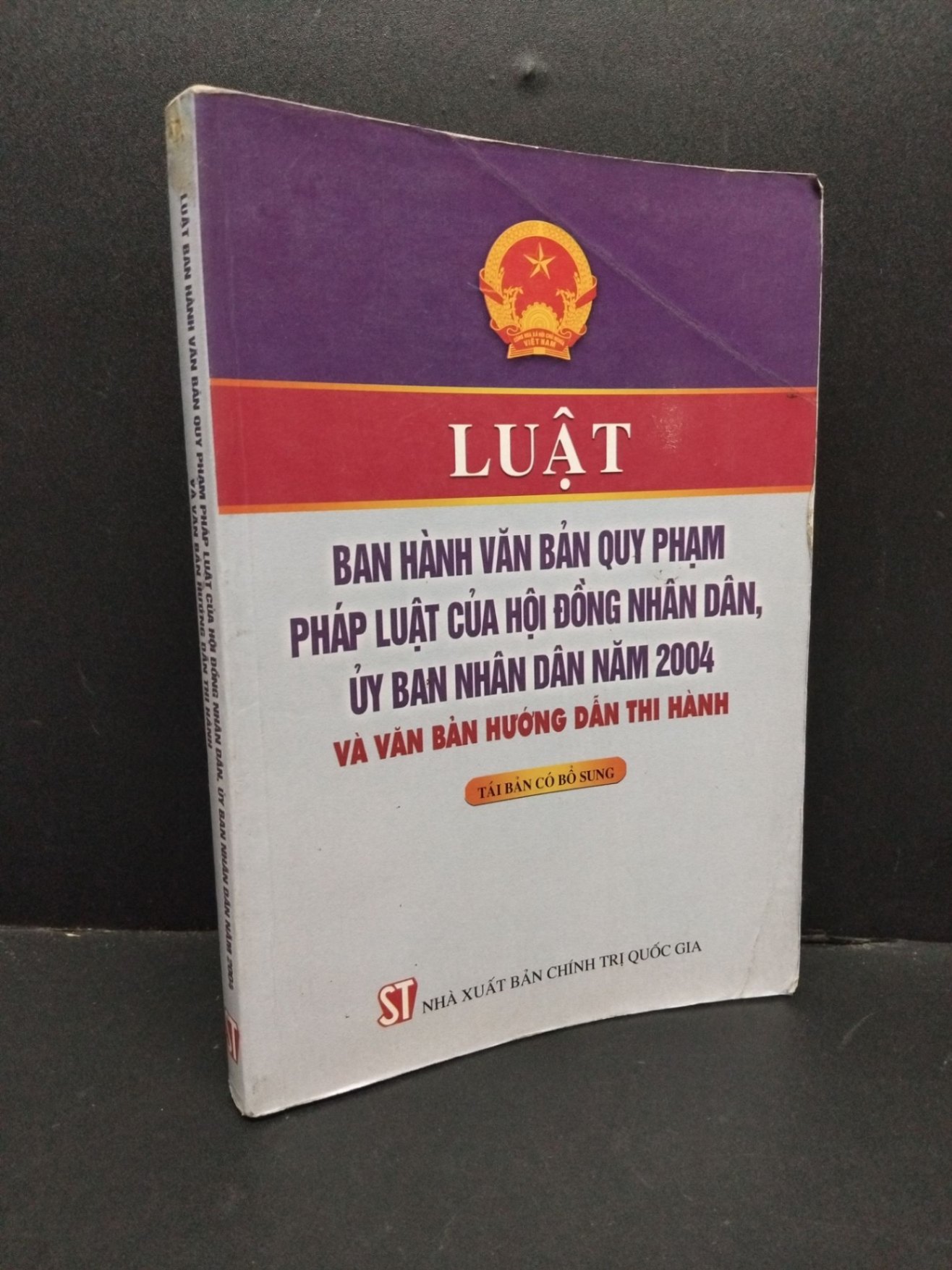Luật ban hành văn bản quy phạm pháp luật của hội động nhân dân, ủy ban nhân dân năm 2004 và văn bản hướng dẫn thi hành mới 70% bẩn bìa, ố, tróc gáy, gấp bìa 2011 HCM2410 Phạm Việt LỊCH SỬ - CHÍNH TRỊ - TRIẾT HỌC (NSX)