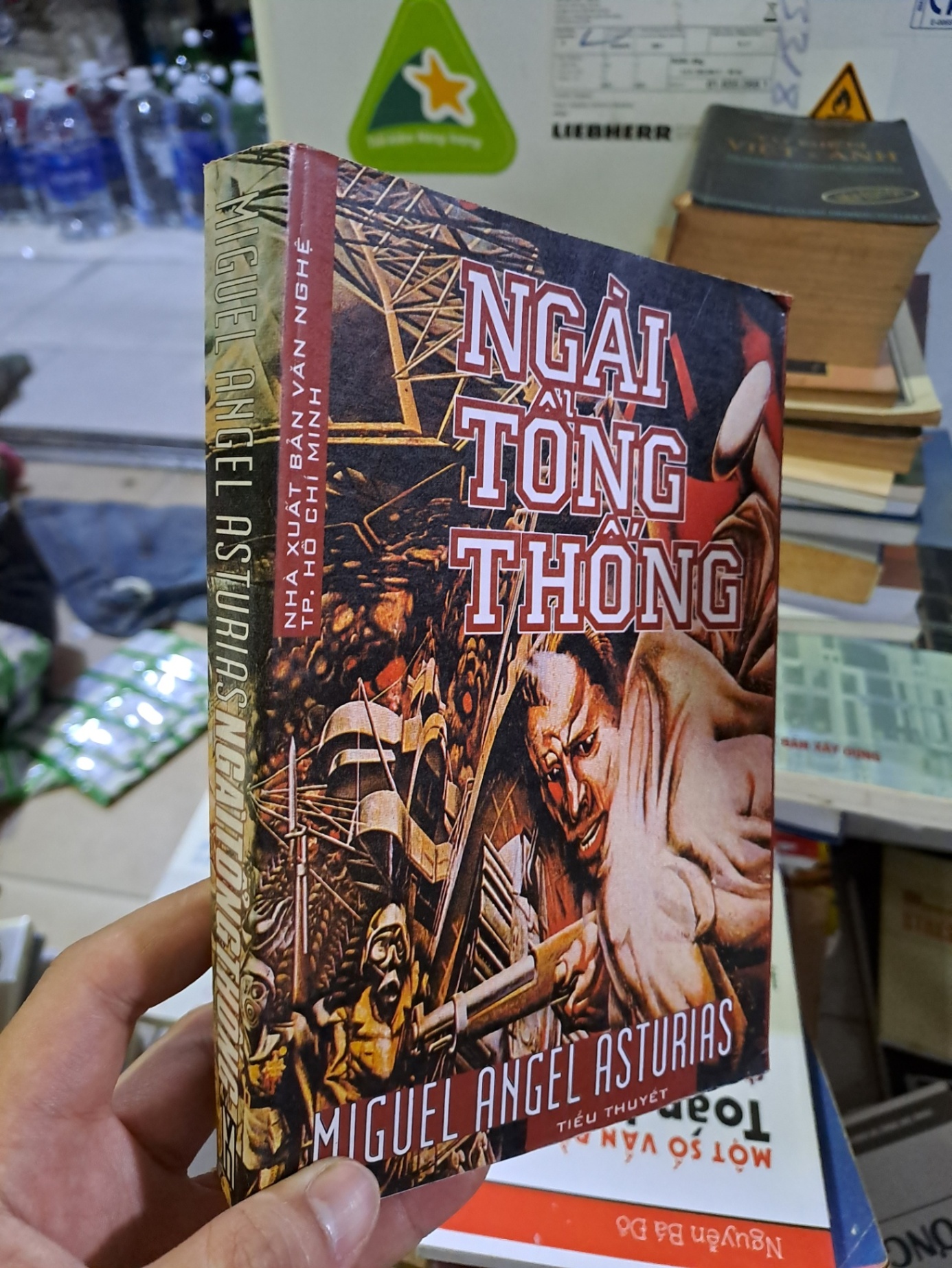Ngài tổng thống 2001 mới 80% ố HCM0308 Văn học nước ngoài (NSX)