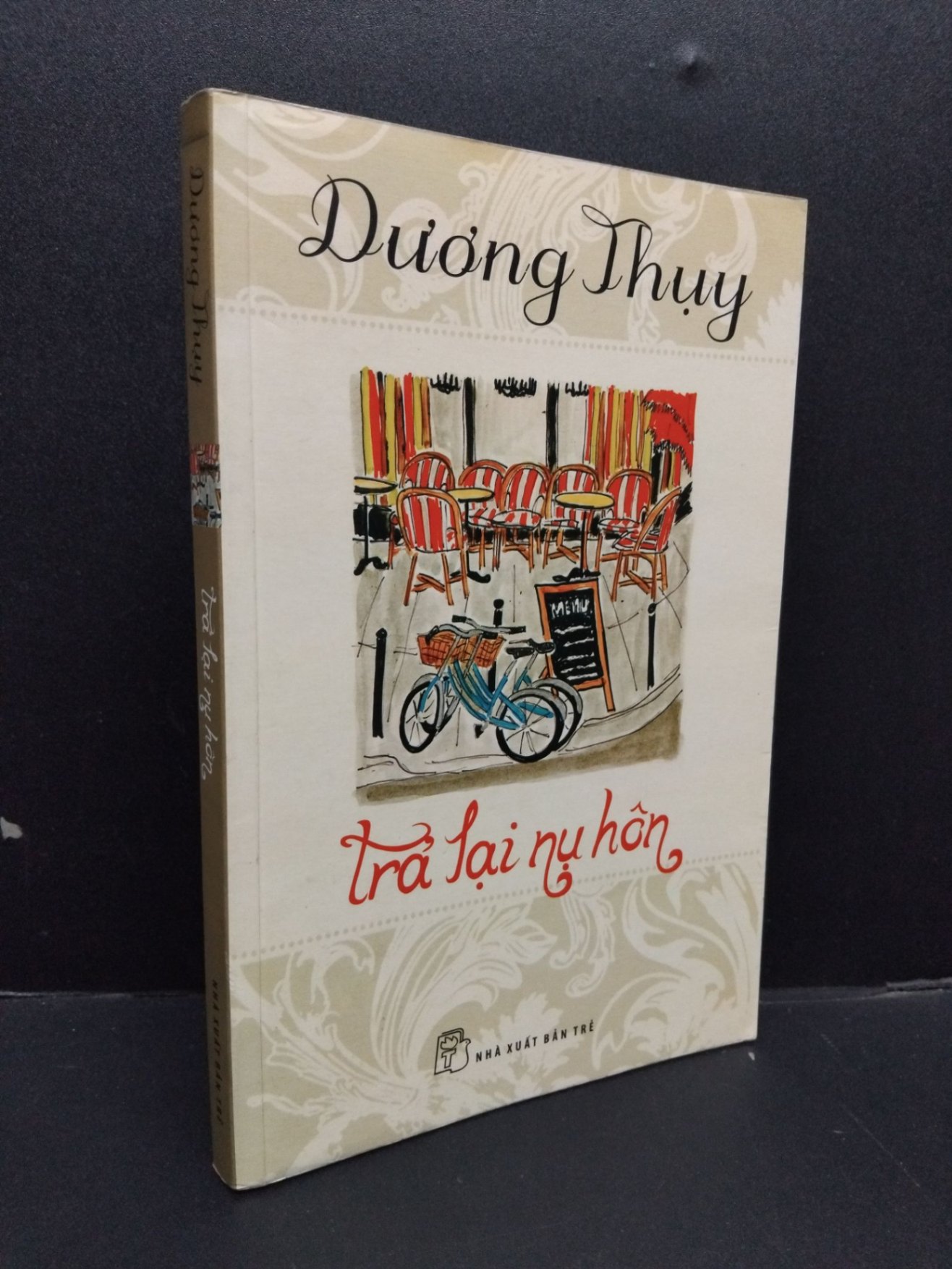 Trả lại nụ hôn mới 80% ố bẩn nhẹ có chữ ký trang đầu 2011 HCM1008 Dương Thụy VĂN HỌC (NSX)