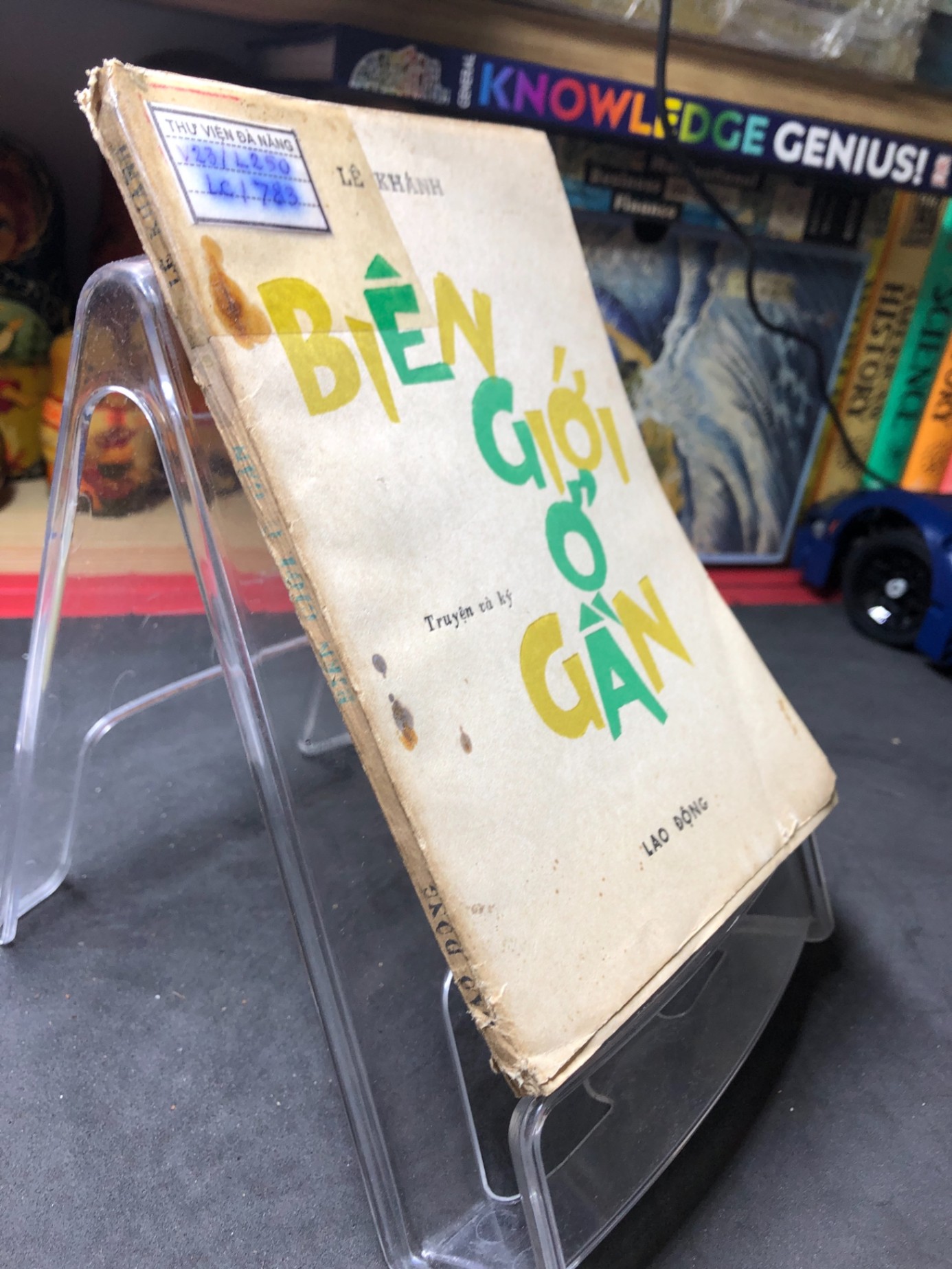Biên giới ở gần mới 60% ố nặng tróc gáy có dấu mộc và viết nhẹ trang đầu 1987 Lê Khánh HPB0906 SÁCH VĂN HỌC (NSX)