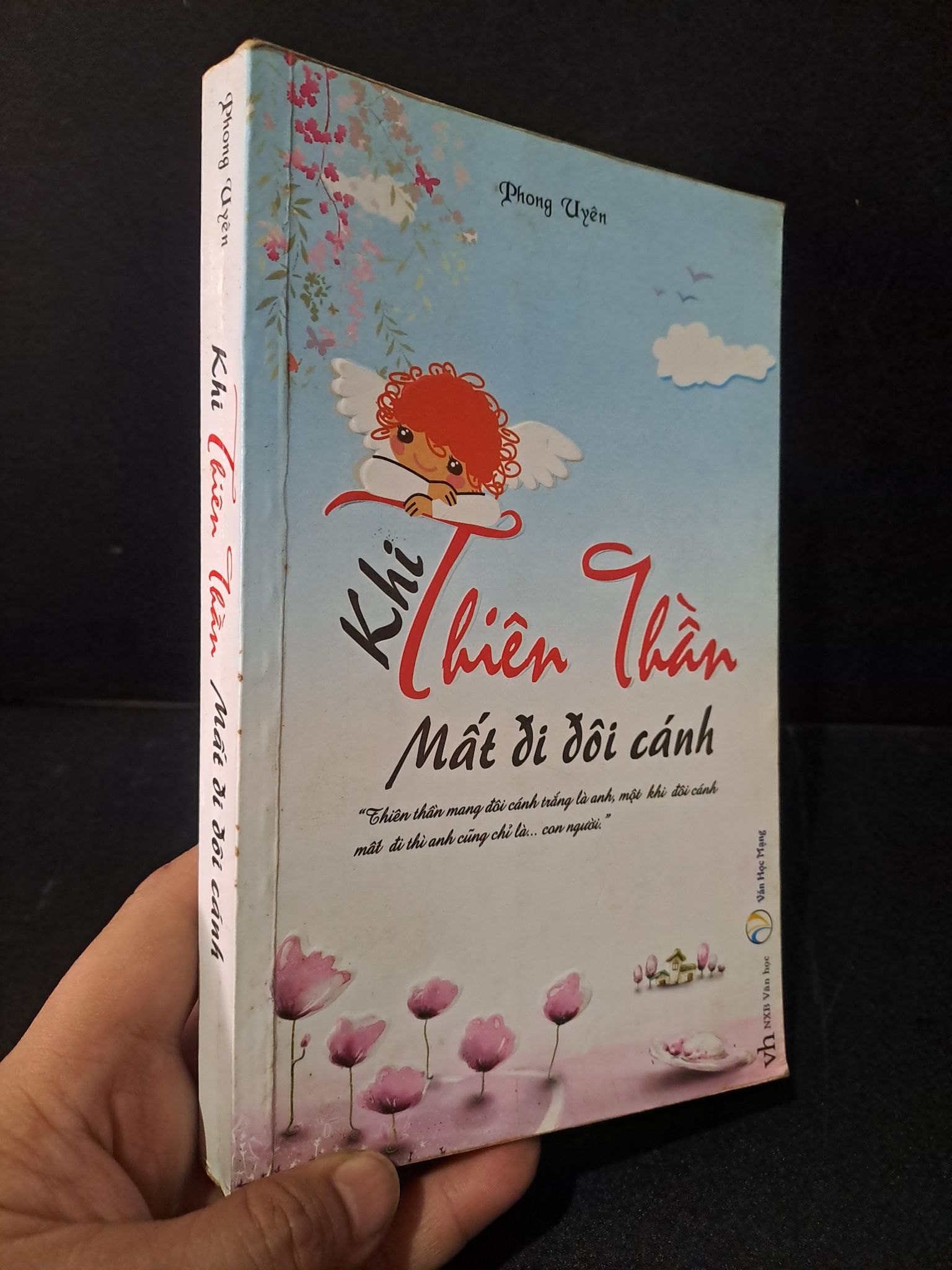 Khi thiên thần mất đi đôi cánh mới mới 80% bẩn bìa, ố nhẹ, tróc gáy nhẹ 2012 Phong Uyên HCM1604 VĂN HỌC (NSX)
