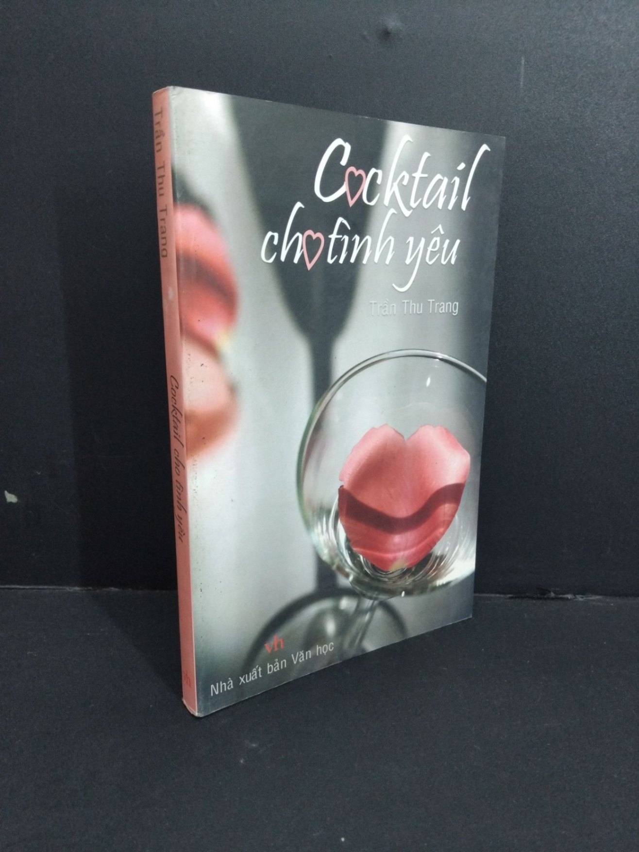 Cocktail cho tình yêu mới 80% bẩn bìa, ố, tróc gáy 2008 HCM2811 Trần Thu Trang VĂN HỌC (NSX)