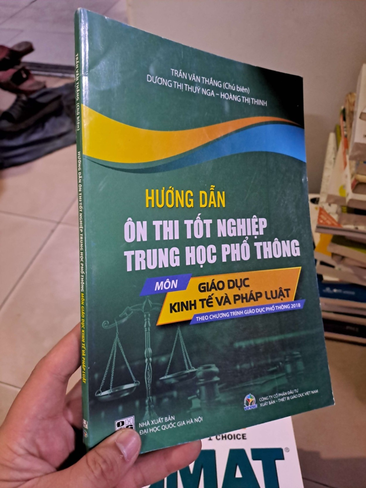 Hướng dẫn ôn thi tốt nghiệp trung học phổ thông môn giáo dục kinh tế và pháp luật mới 90% 2024 GIÁO KHOA HCM2908