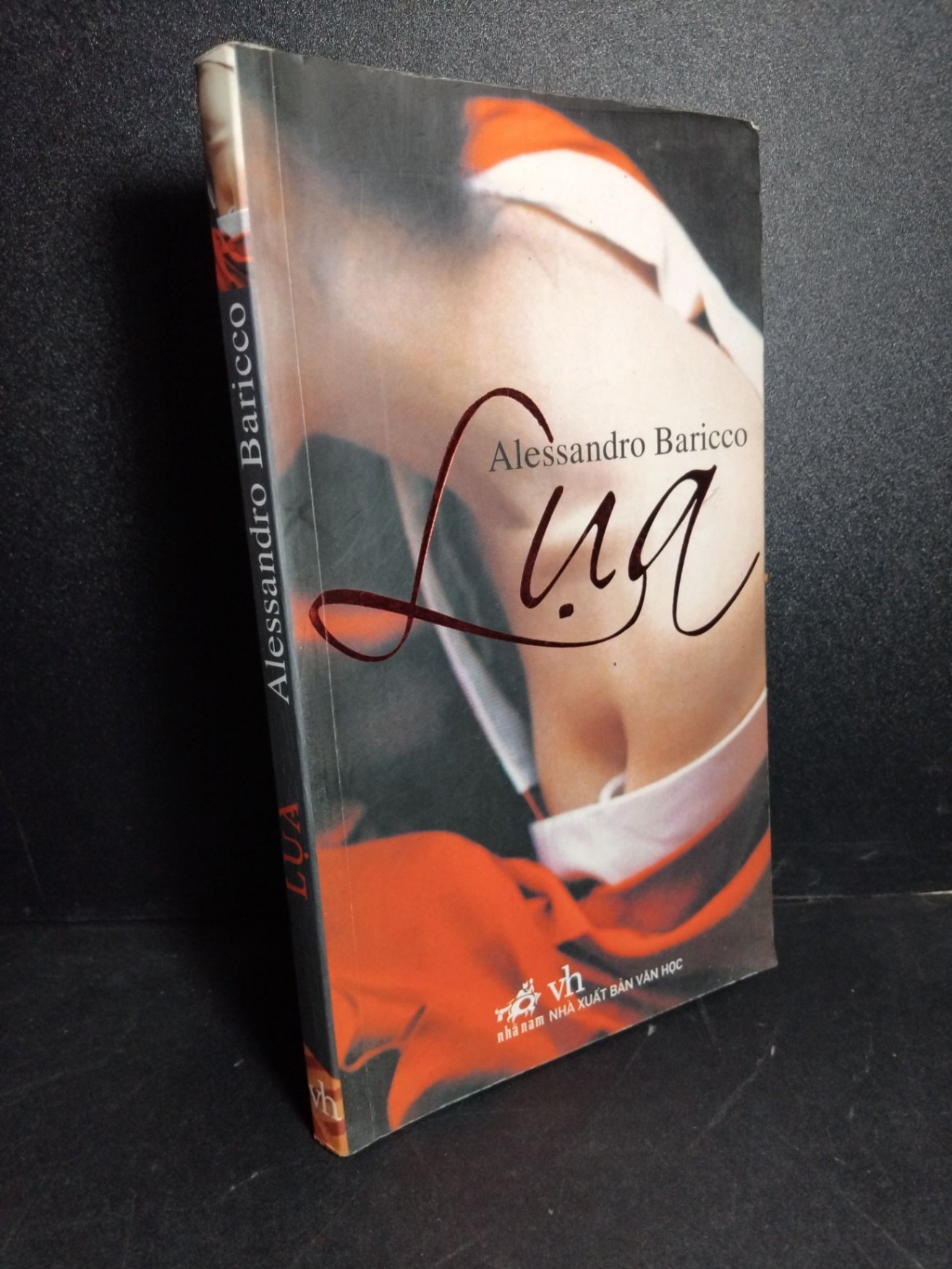 Lụa mới 80% ố ẩm 2008 HCM1001 Alessandro Baricco VĂN HỌC (NSX)
