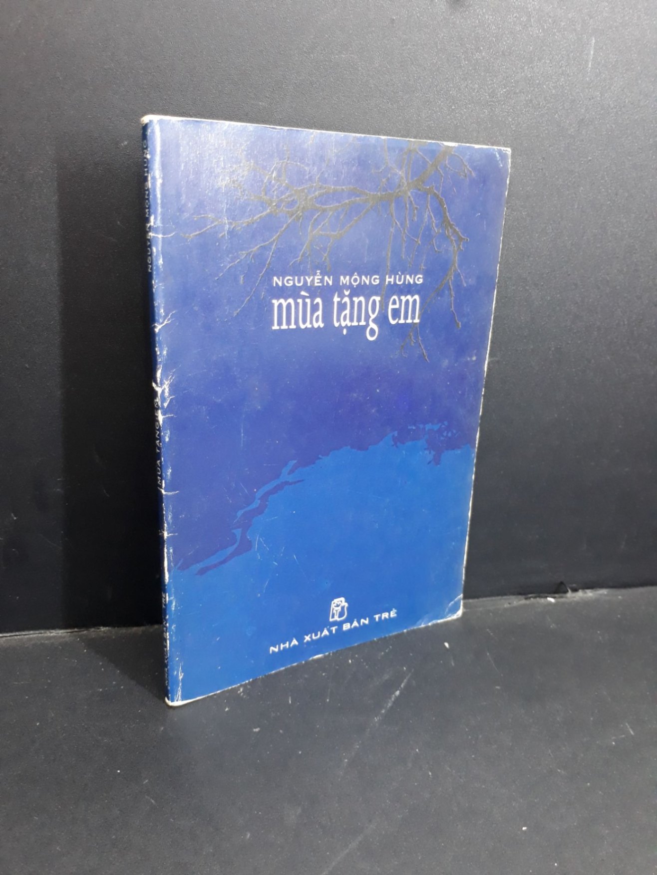 Mùa tặng em mới 80% bẩn bìa, ố vàng, tróc gáy, tróc bìa 2000 HCM2811 Nguyễn Mộng Hùng VĂN HỌC (NSX)