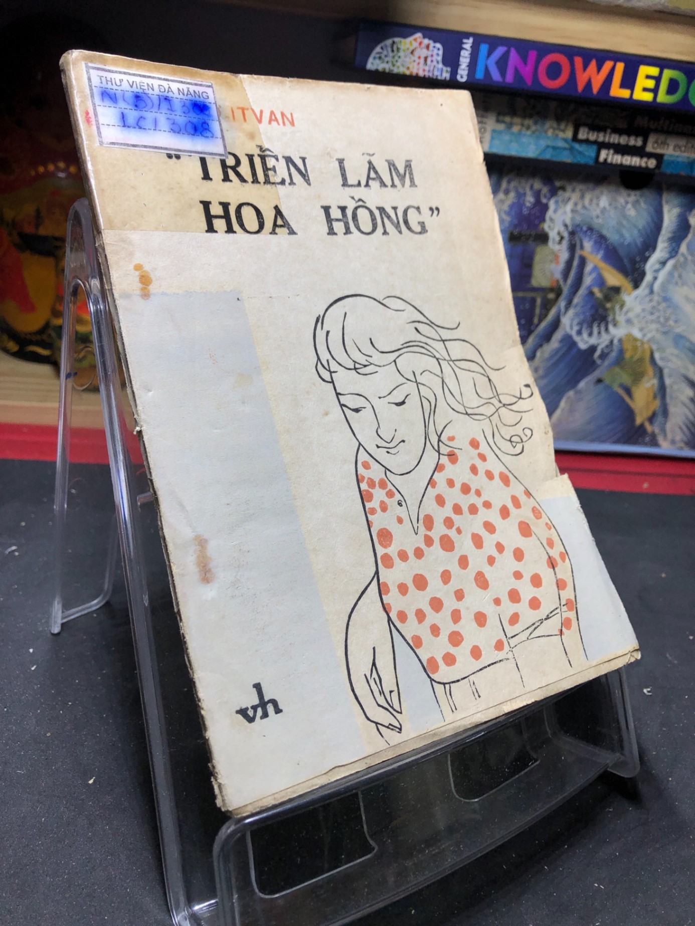 Triển lãm hoa hồng 1985 mới 50% ố vàng rách gáy nhẹ Okenho Itvan HPB0906 SÁCH VĂN HỌC (NSX)
