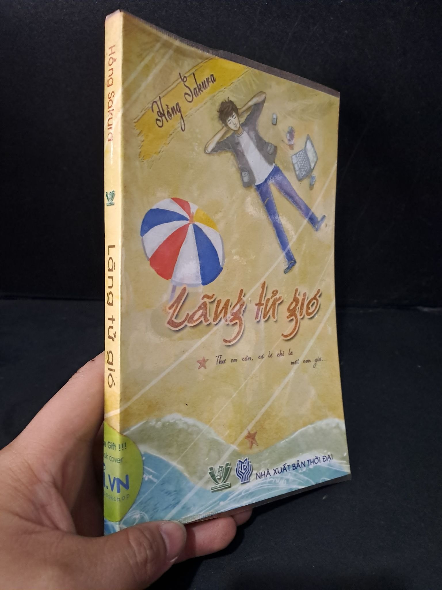 Lãng tử gió mới 90% bẩn nhẹ 2012 Hồng Sakura HCM1604 VĂN HỌC (NSX)