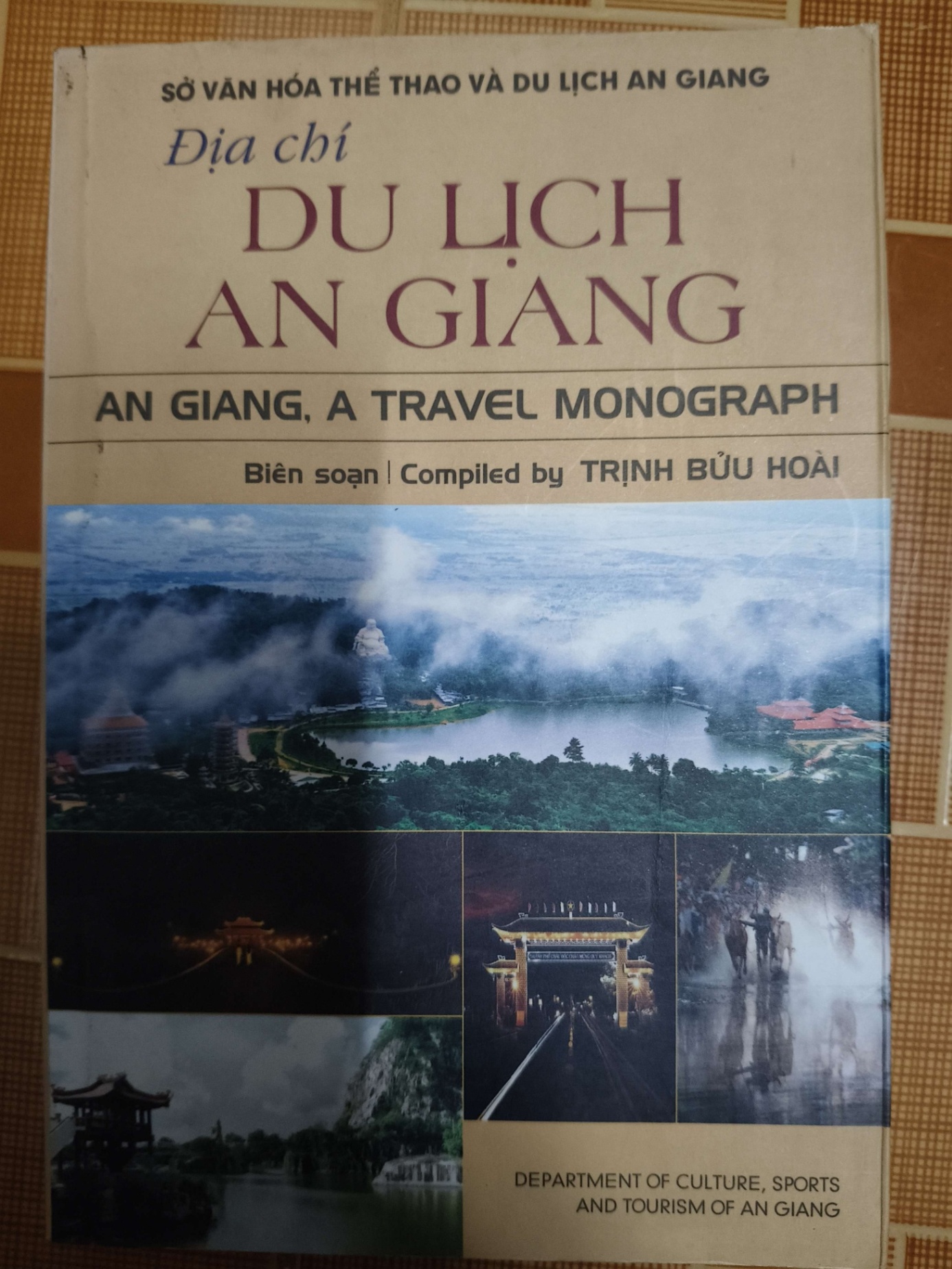 Địa chí du lịch An Giang - 2013 - 255 trang Tìm tòi và cảm nhận - 2001 - 265 trang LỊCH SỬ - CHÍNH TRỊ - TRIẾT HỌC ANTQ1301