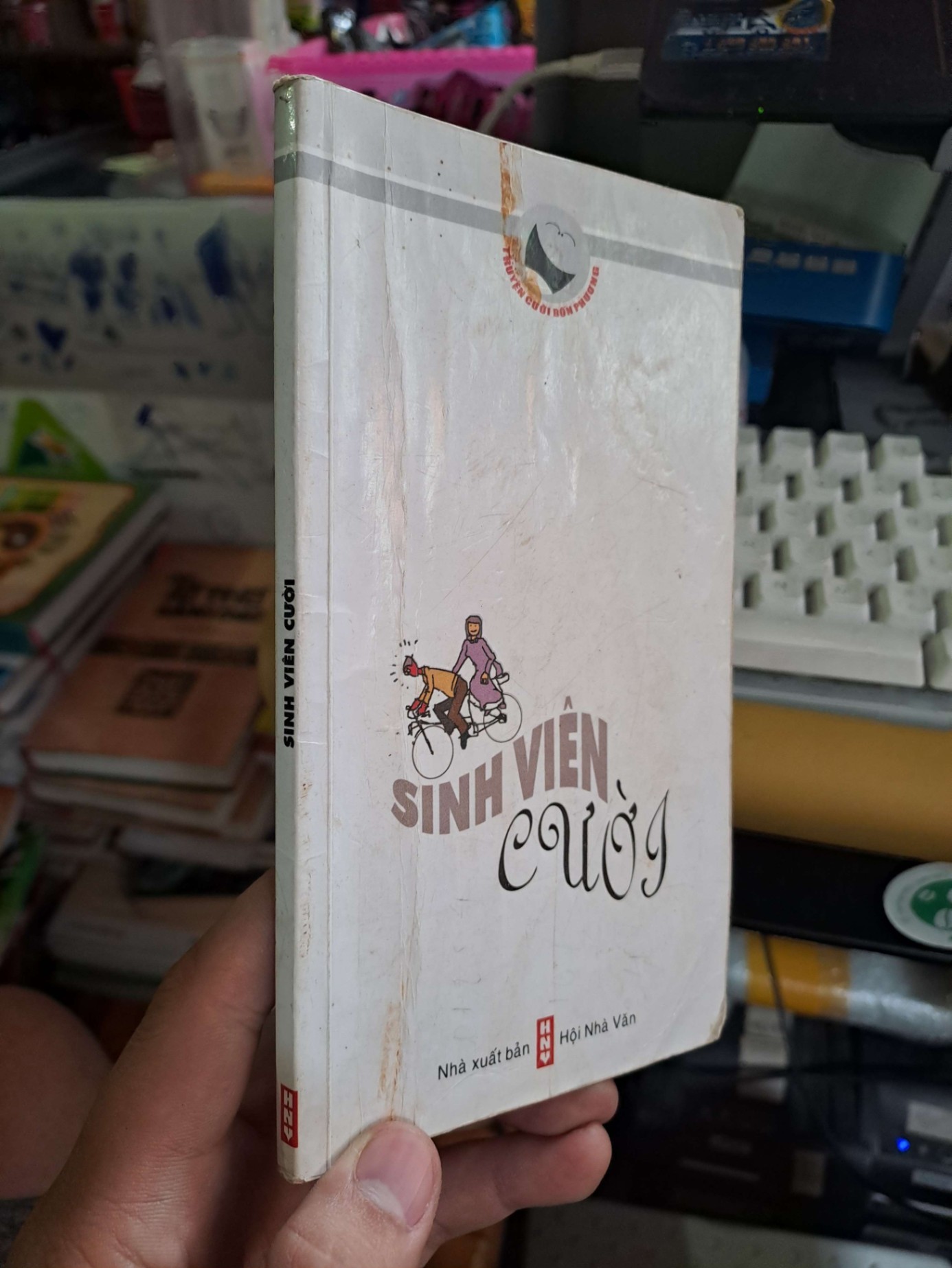 Sinh viên cười - 2009 mới 80% có viết - VĂN HỌC - HCM0111 (NSX)