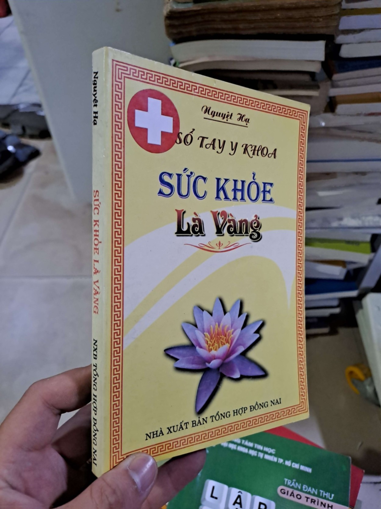 Sức khỏe là vàng Nguyệt Hạ mới 80% ố nhẹ bị rách trang 25 nhưng không mất trang SỨC KHỎE - THỂ THAO HCM2908 (NSX)