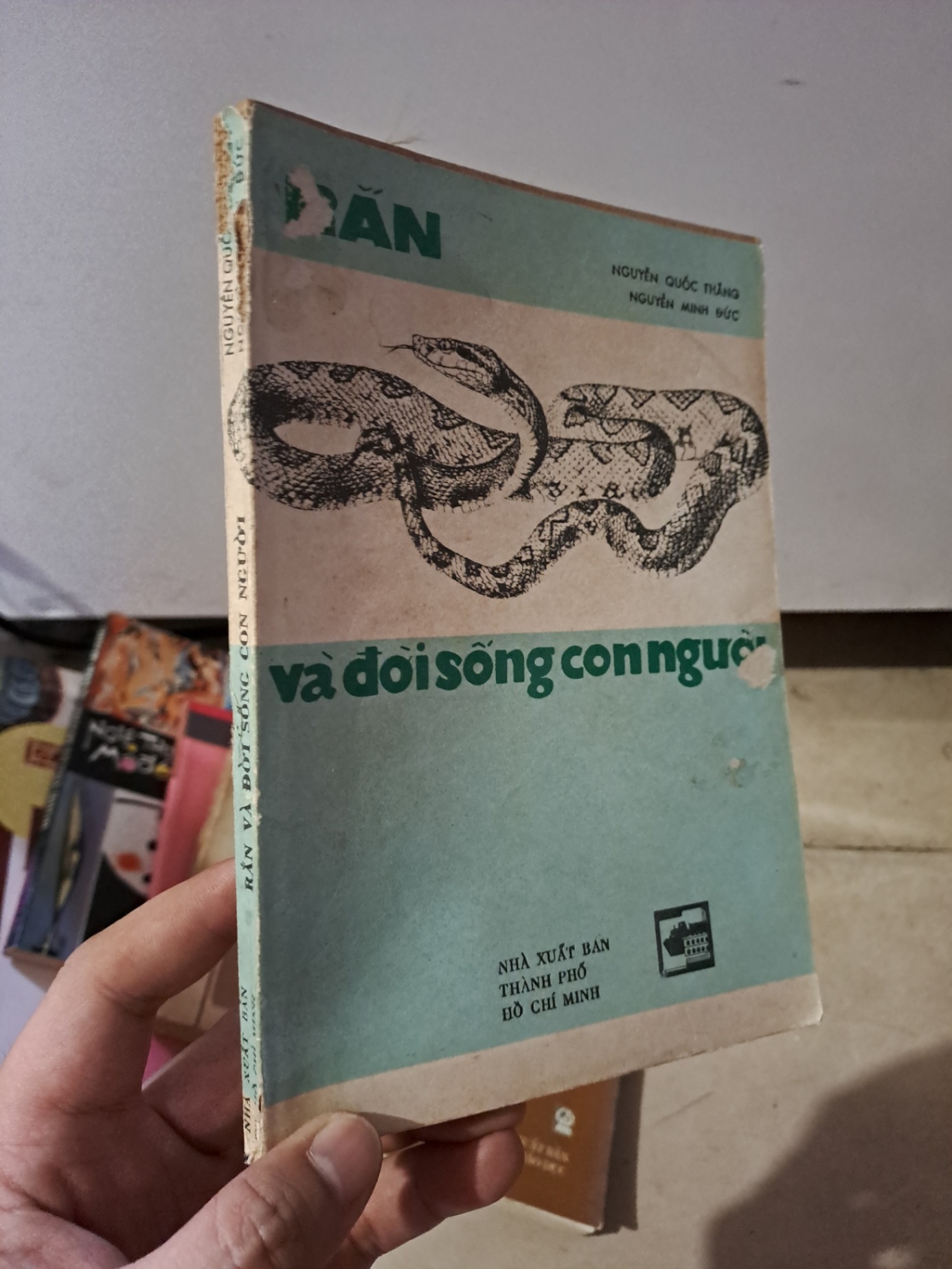 Rắn và đời sống con người mới 80% ố vàng Nguyễn Quốc Thắng 1985 HCM0308 KHOA HỌC ĐỜI SỐNG (NSX)