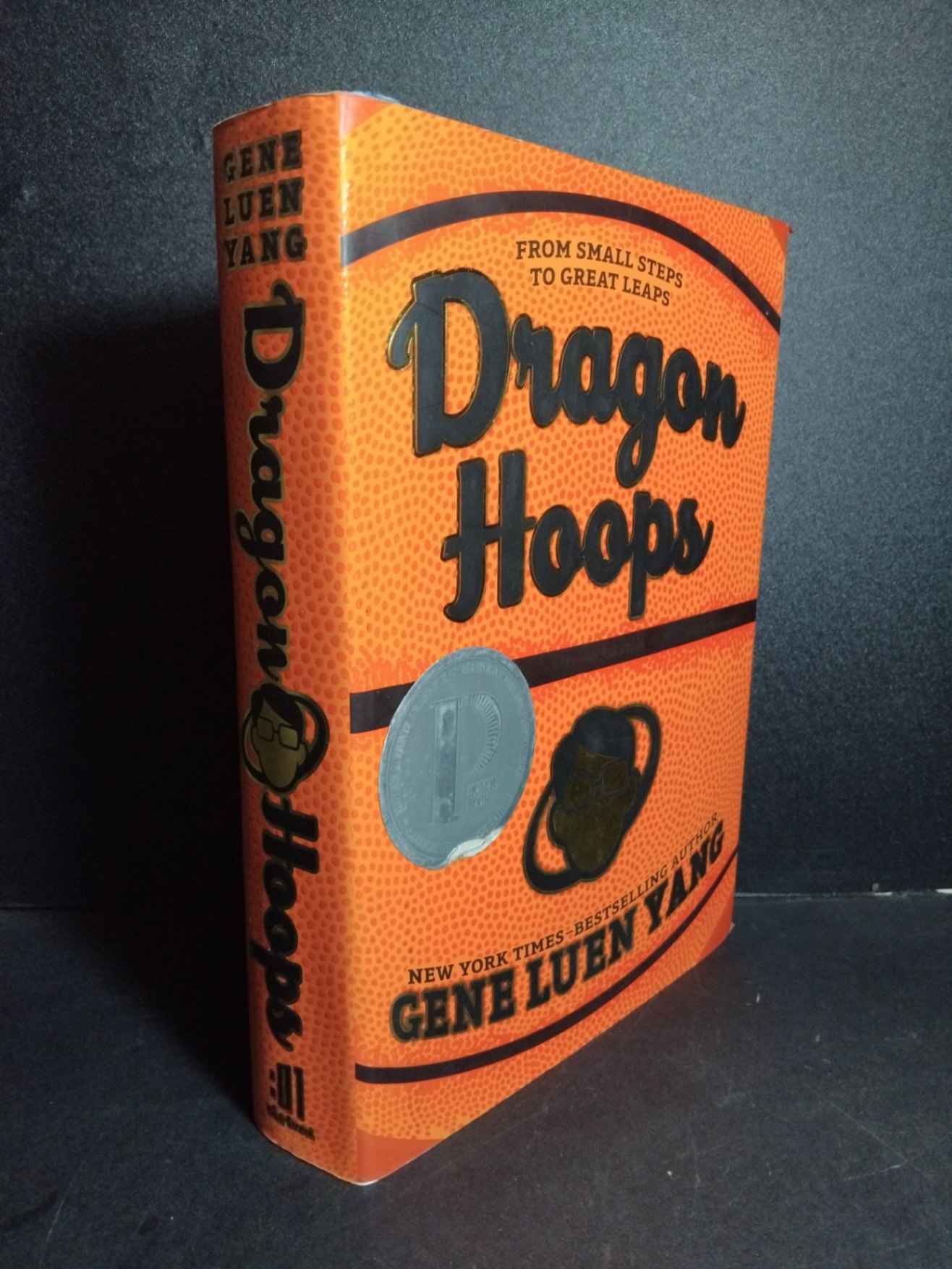 Dragon Hoops (bìa cứng) mới 90% ố nhẹ có dấu mộc trang đầu HCM1001 Gene Luen Yang NGOẠI VĂN