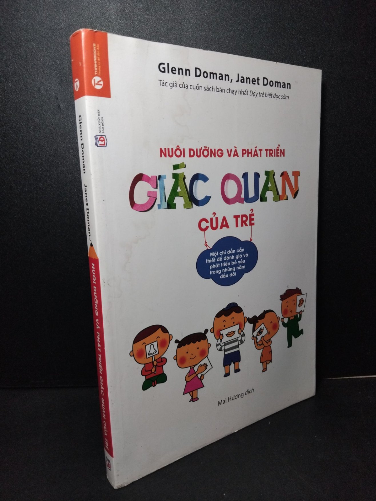 Nuôi dưỡng và phát triển giác quan của trẻ mới 80% ố bẩn nhẹ, gấp bìa, có mộc nhà phát hành 2017 Glenn Doman, Janet Doman HCM2103 MẸ VÀ BÉ