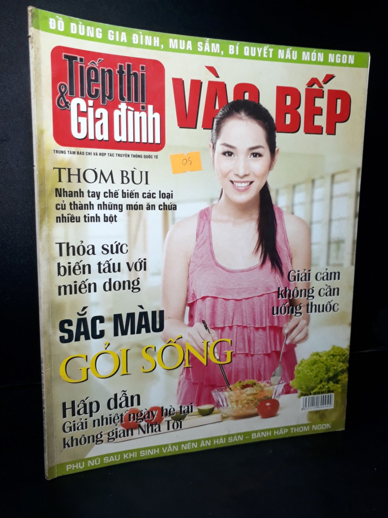 Tiếp thị và gia đình vào bếp tháng 4 - 2010 gỏi sống mới 80% bẩn bìa, ố nhẹ, tróc gáy nhẹ HCM2205 TẠP CHÍ, THIẾT KẾ, THỜI TRANG