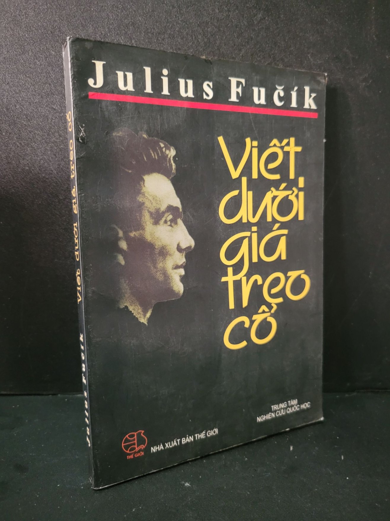 Viết dưới giá treo cổ mới 80% bẩn bìa, ố, bung nhẹ trang 2003 Julius Fucik HCM2104 VĂN HỌC (NSX)