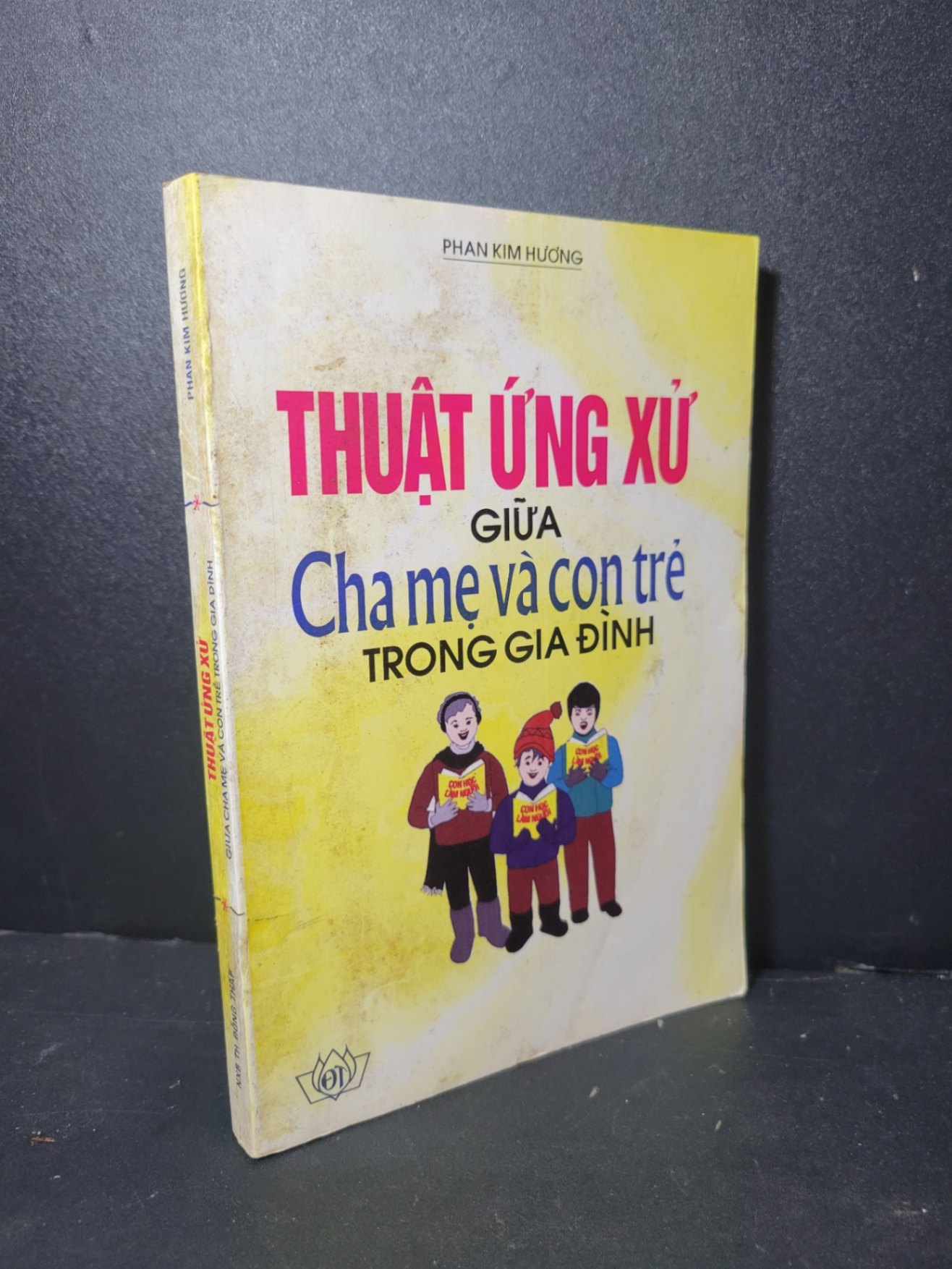Thuật ứng xử giữa cha mẹ và con trẻ trong gia đình mới 80% bẩn bìa, ố vàng 1997 Phan Kim Hương HCM2205 KỸ NĂNG (NSX)