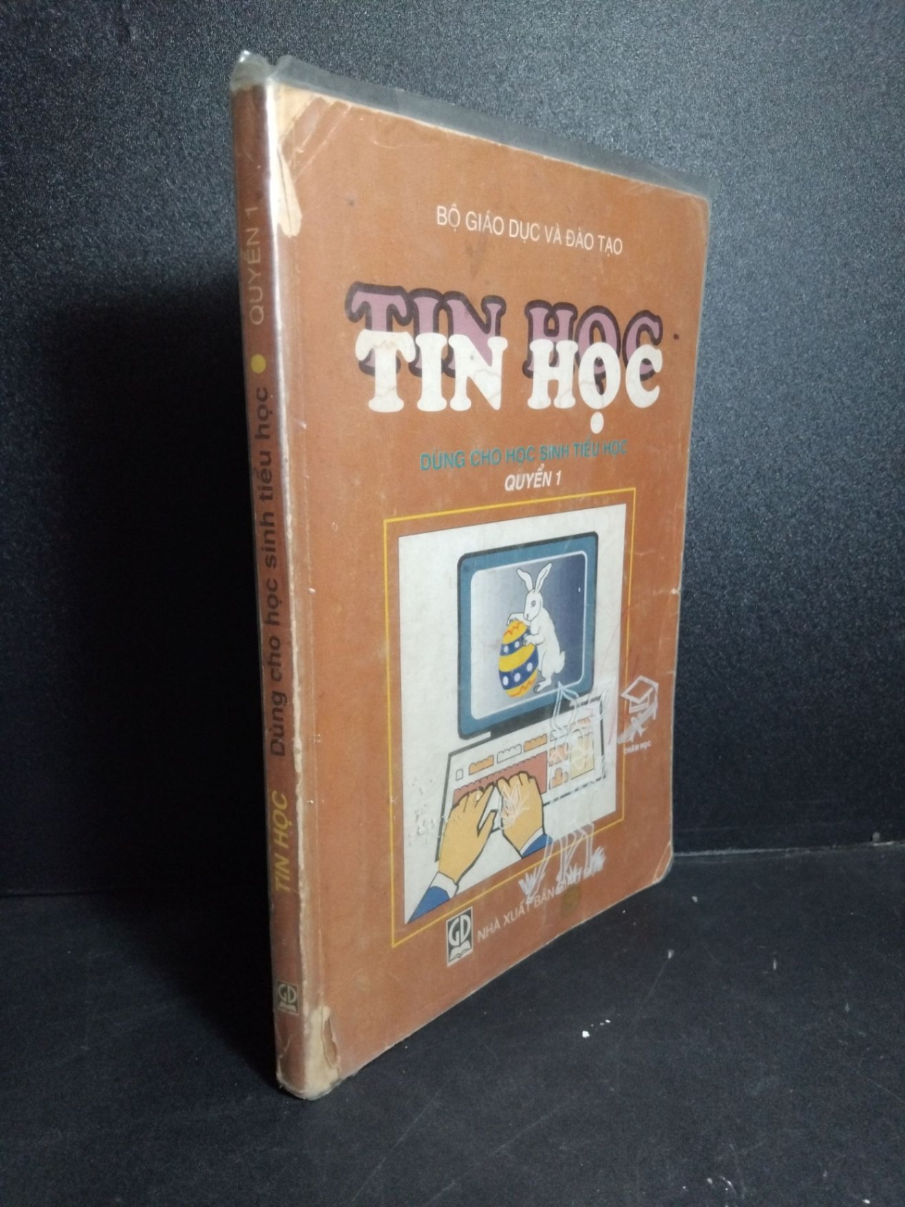 Tin học dùng cho học sinh tiểu học quyển 1 mới 70% rách bìa, ố vàng, có vết mực vẽ 1998 HCM2101 Bộ Giáo Dục và Đào Tạo GIÁO KHOA