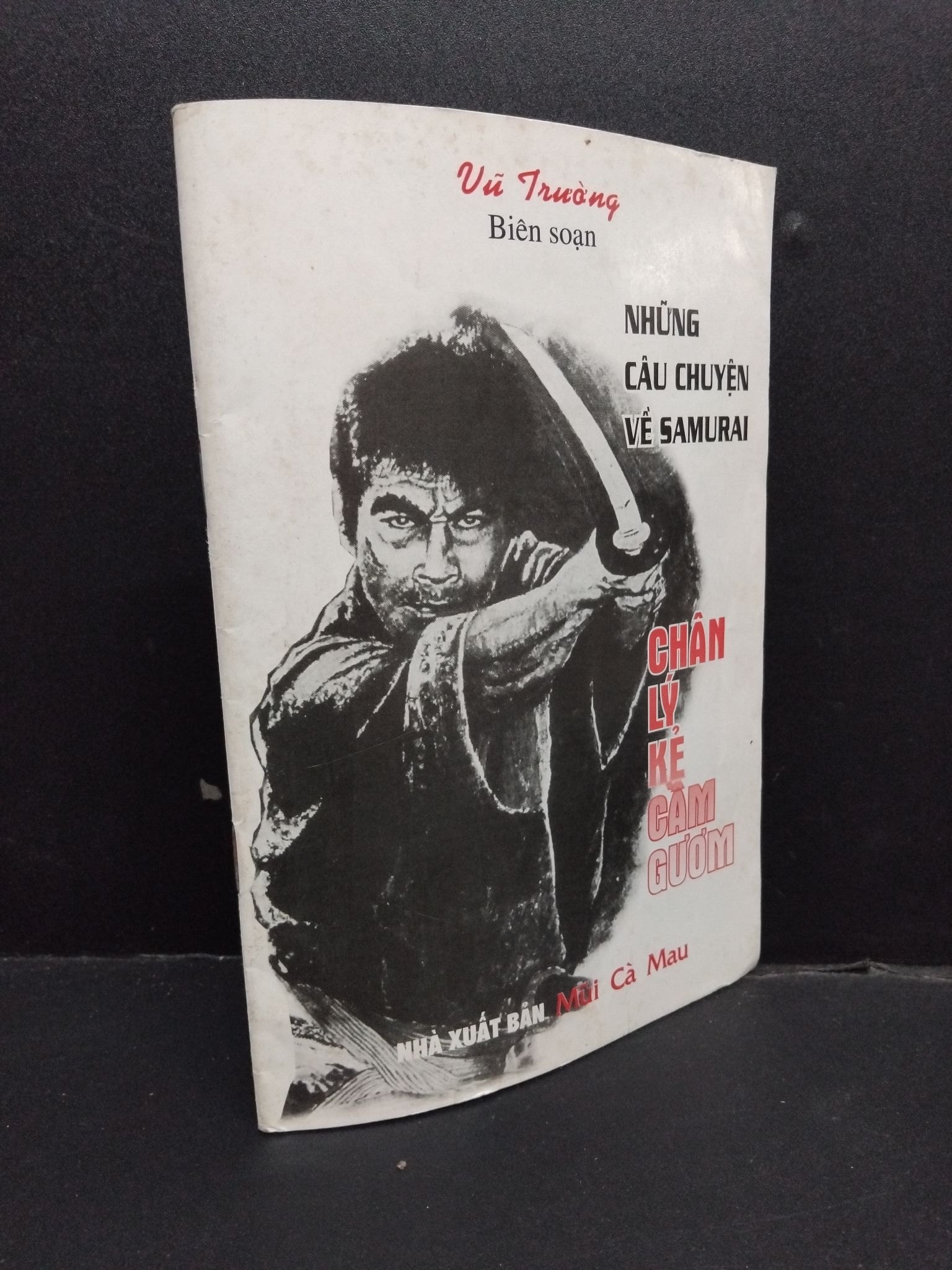Những câu chuyện về samurai chân lý kẻ cầm gươm mới 80% ố nhẹ cong sách 2004 HCM2207 Vũ Trường VĂN HỌC (NSX)