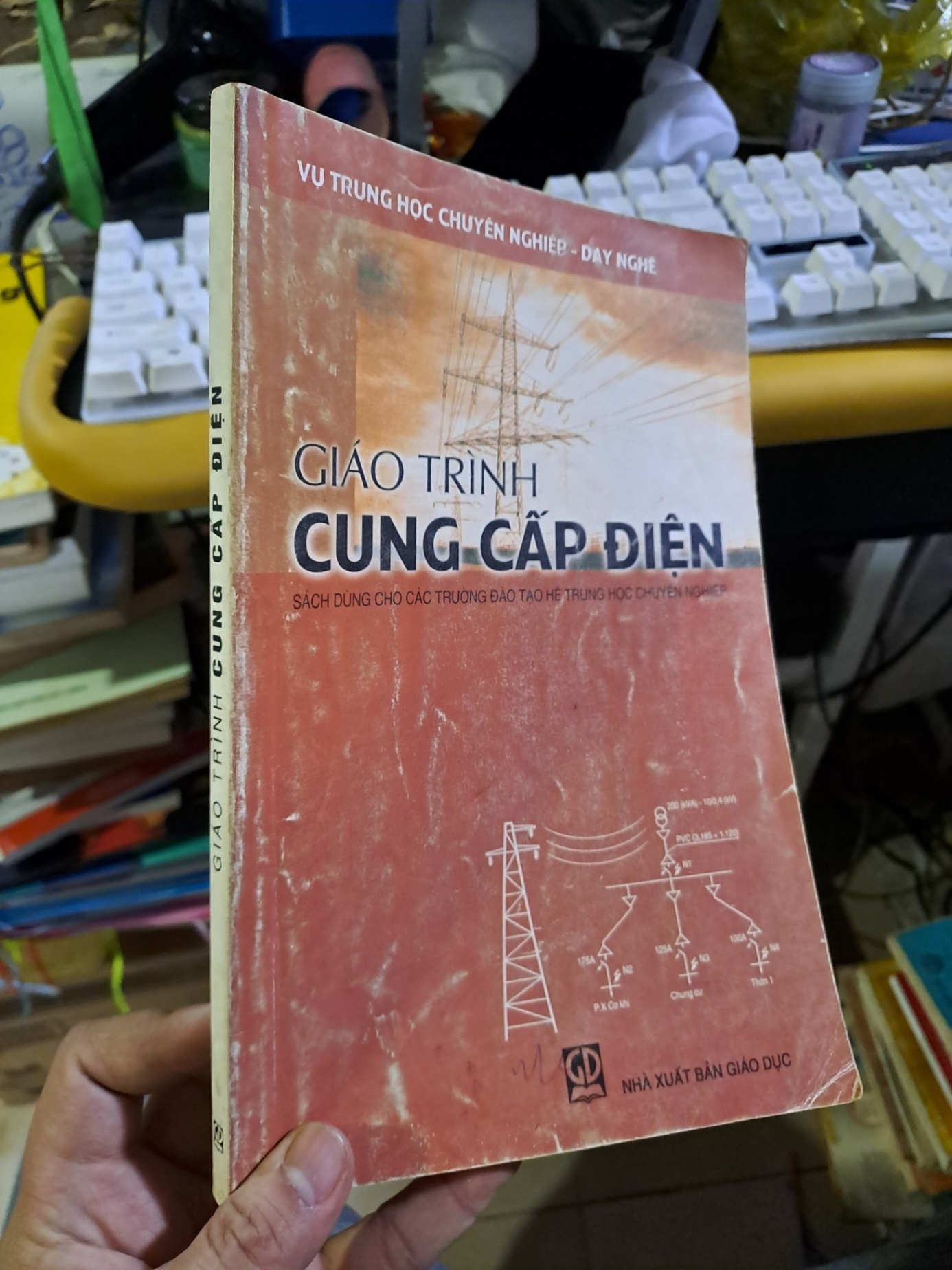 Giáo trình cung cấp điện 2004 mới 80% ố vàng có chữ ký GIÁO TRÌNH, CHUYÊN MÔN HCM1709 (NSX)