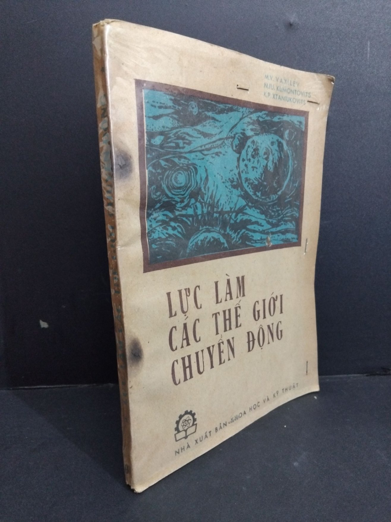 Lực làm các thế giới chuyển động mới 70% bẩn bìa, ố vàng, tróc gáy, tróc bìa 1986 HCM2811 M.V. Vaxilev, N.IU. Klimontovits, K.P. Xtaniukovits KHOA HỌC ĐỜI SỐNG (NSX)