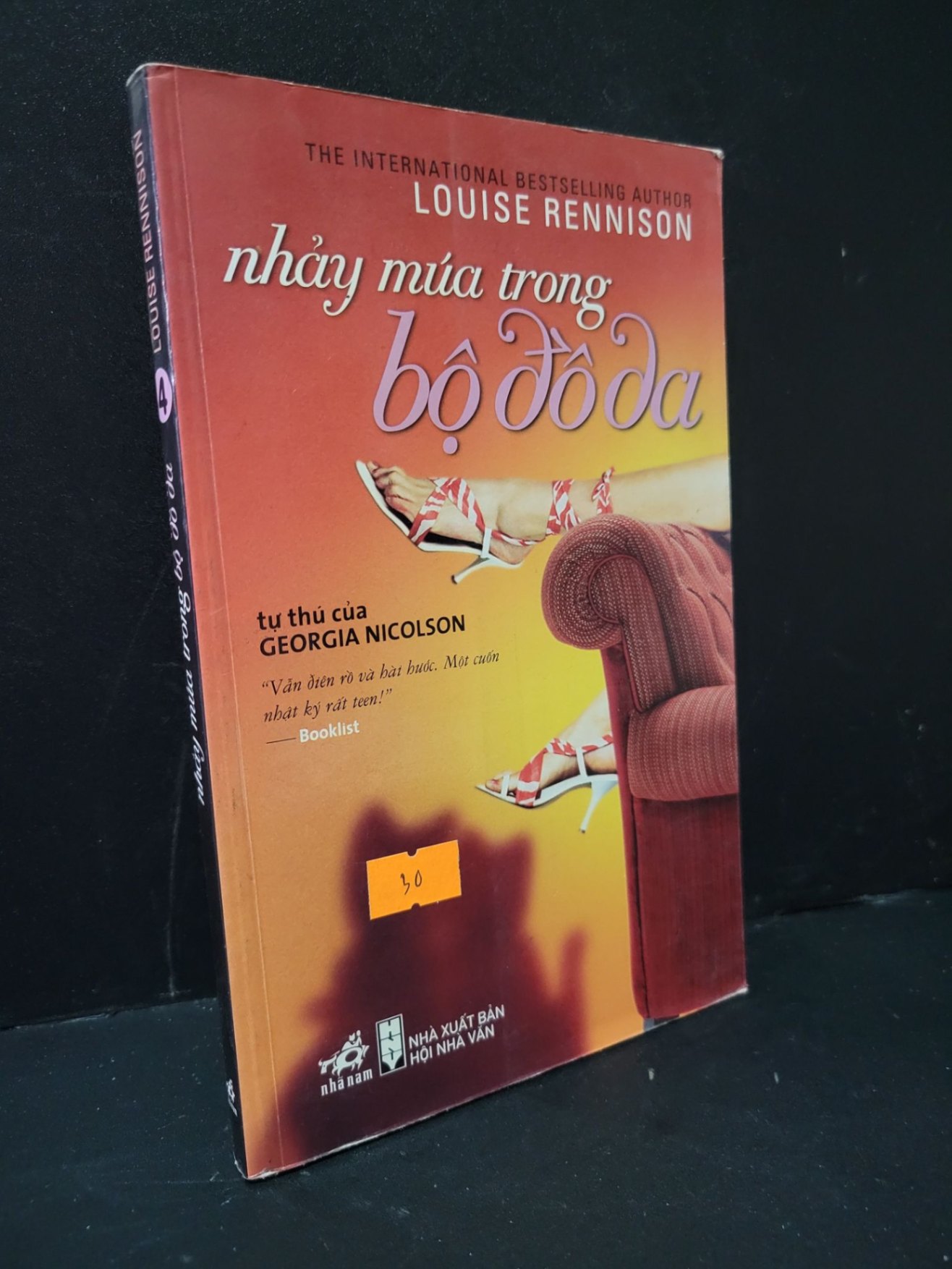 Nhảy múa trong bộ đồ da mới 90% bẩn nhẹ 2011 Louise Rennison HCM1604 VĂN HỌC (NSX)