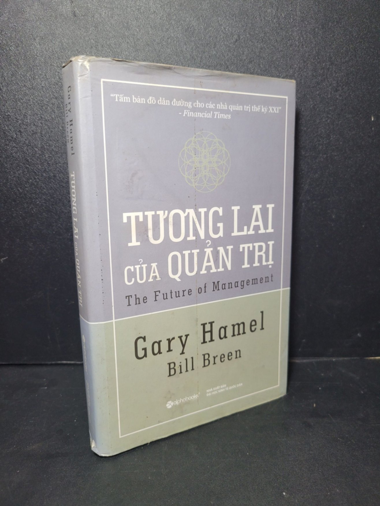 Tương lai của quản trị (bìa cứng) mới 70% bẩn bìa, ố nhẹ, bung gáy, có dấu mộc 2010 Gary Hamel HCM2205 QUẢN TRỊ (NSX)
