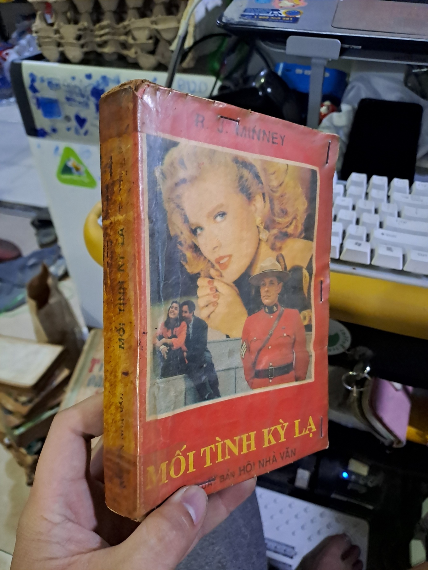Mối tình kỳ lạ mới 70% ố Văn học nước ngoài HCM1709 (NSX)