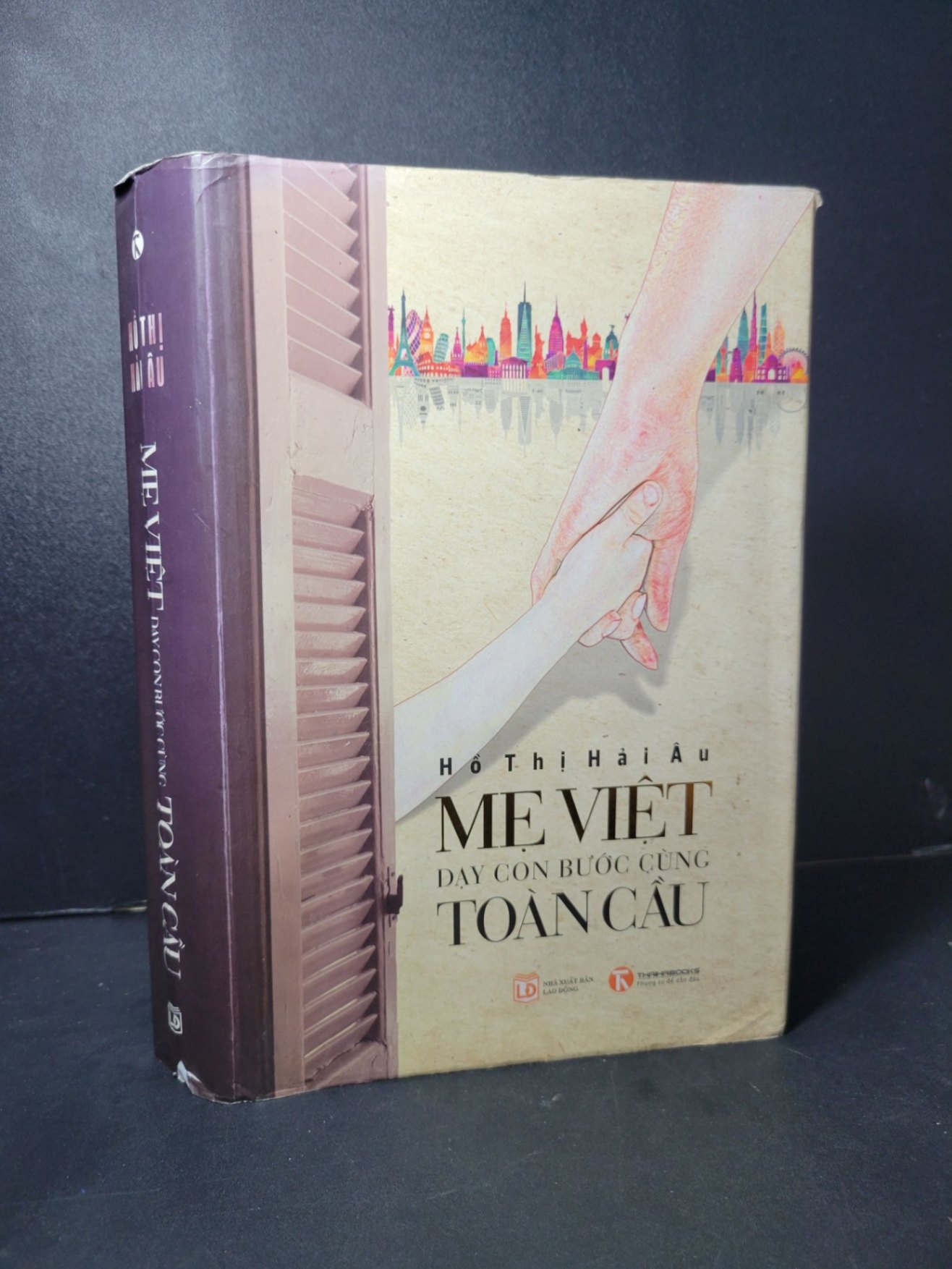 Mẹ Việt dạy con bước cùng toàn cầu (bìa cứng) mới 90% bẩn áo bìa, tróc áo bìa 2015 Hồ Thị Hải Âu HCM2205 MẸ VÀ BÉ (NSX)