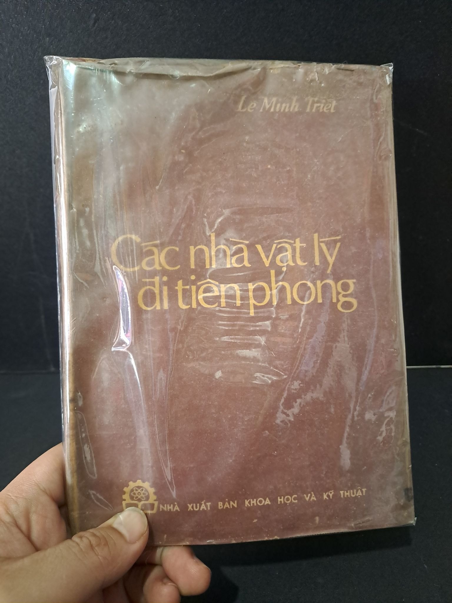 Các nhà vật lý đi tiên phong mới 80% bẩn bìa, ố vàng 1978 Lê Minh Triết HCM2603 DANH NHÂN (NSX)